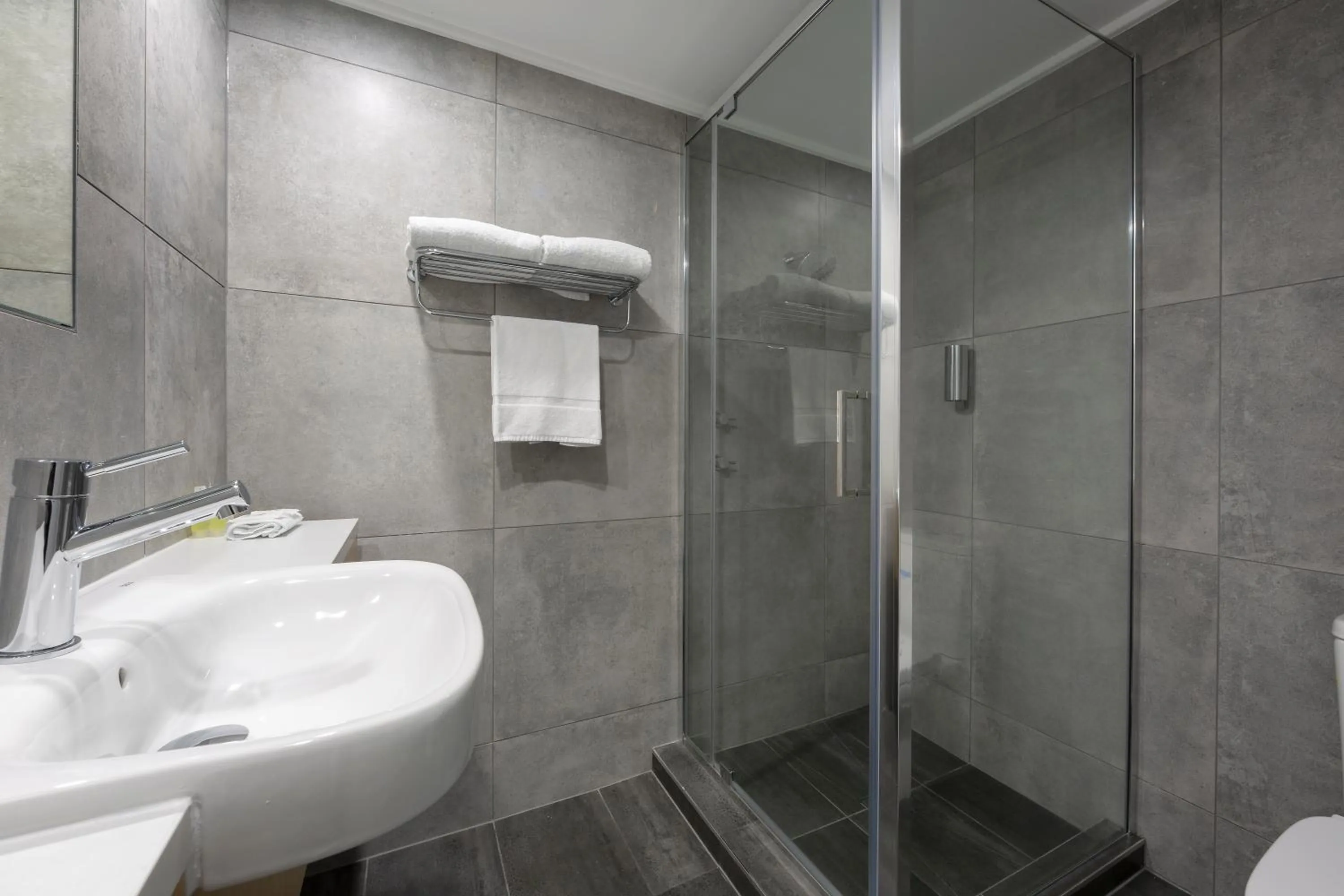 Bathroom in ibis Styles Canberra Eagle Hawk