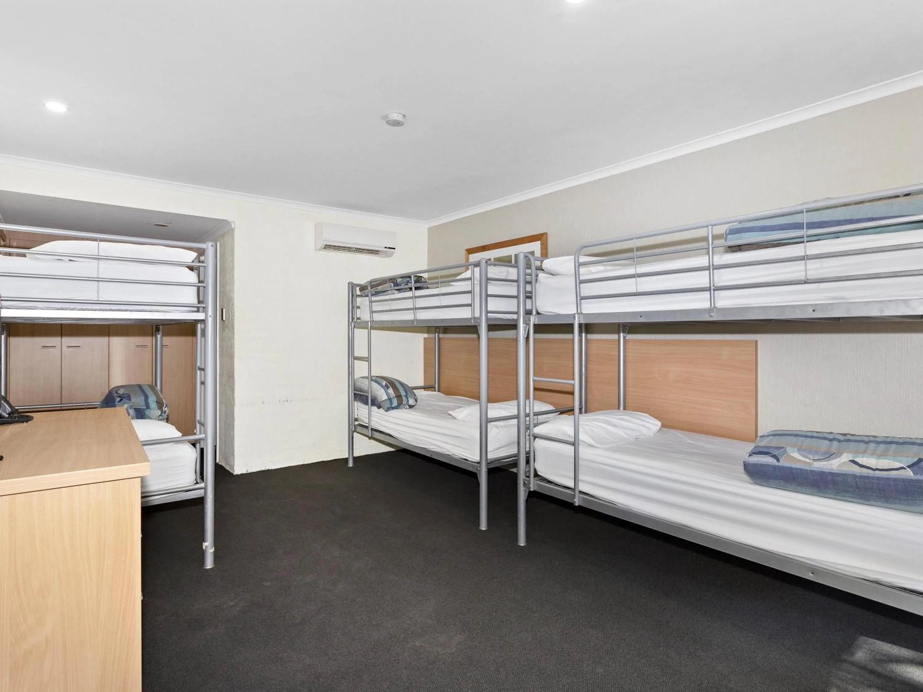 Bedroom, Bed in ibis Styles Canberra Eagle Hawk