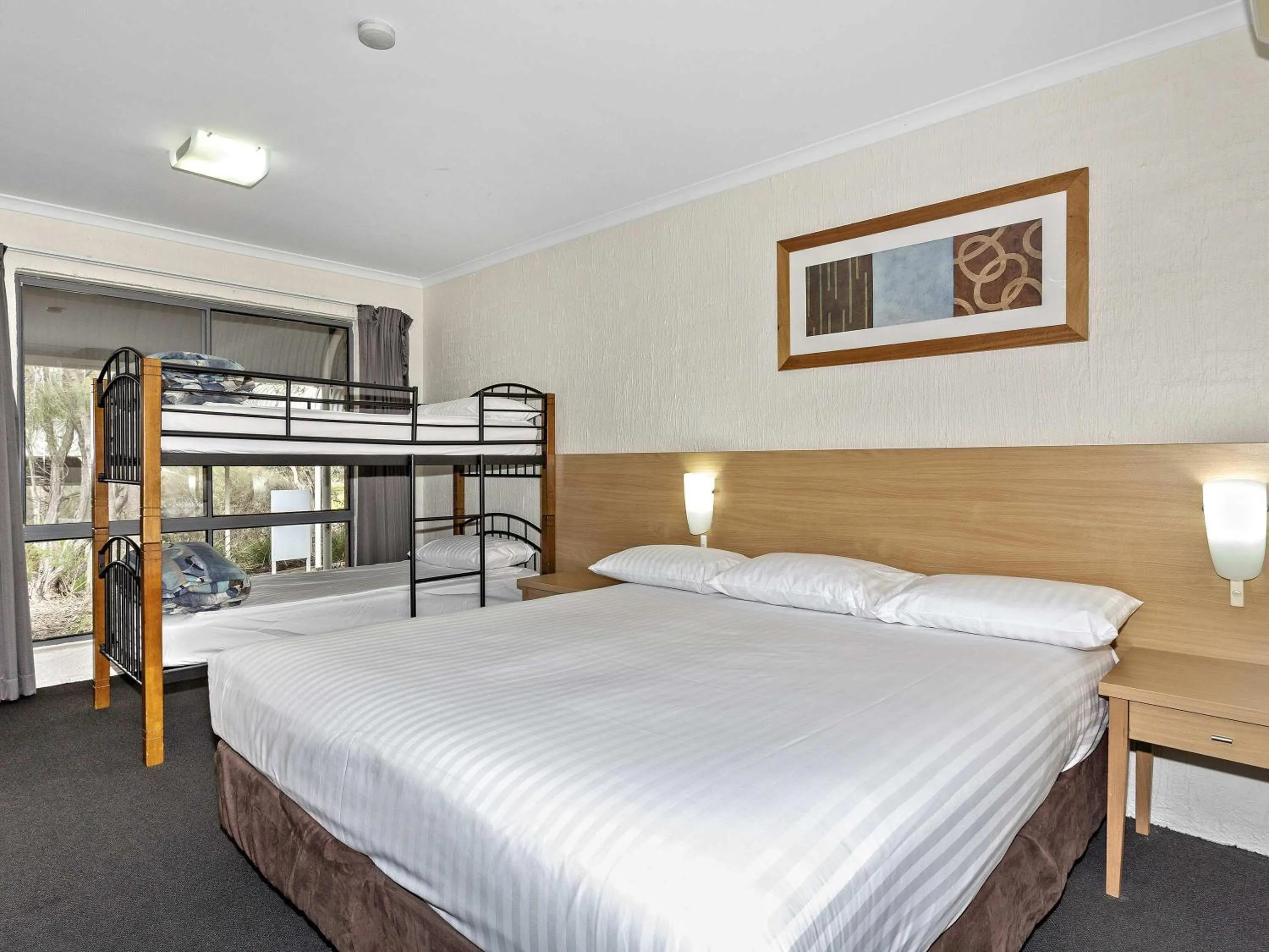 Bedroom, Bed in ibis Styles Canberra Eagle Hawk