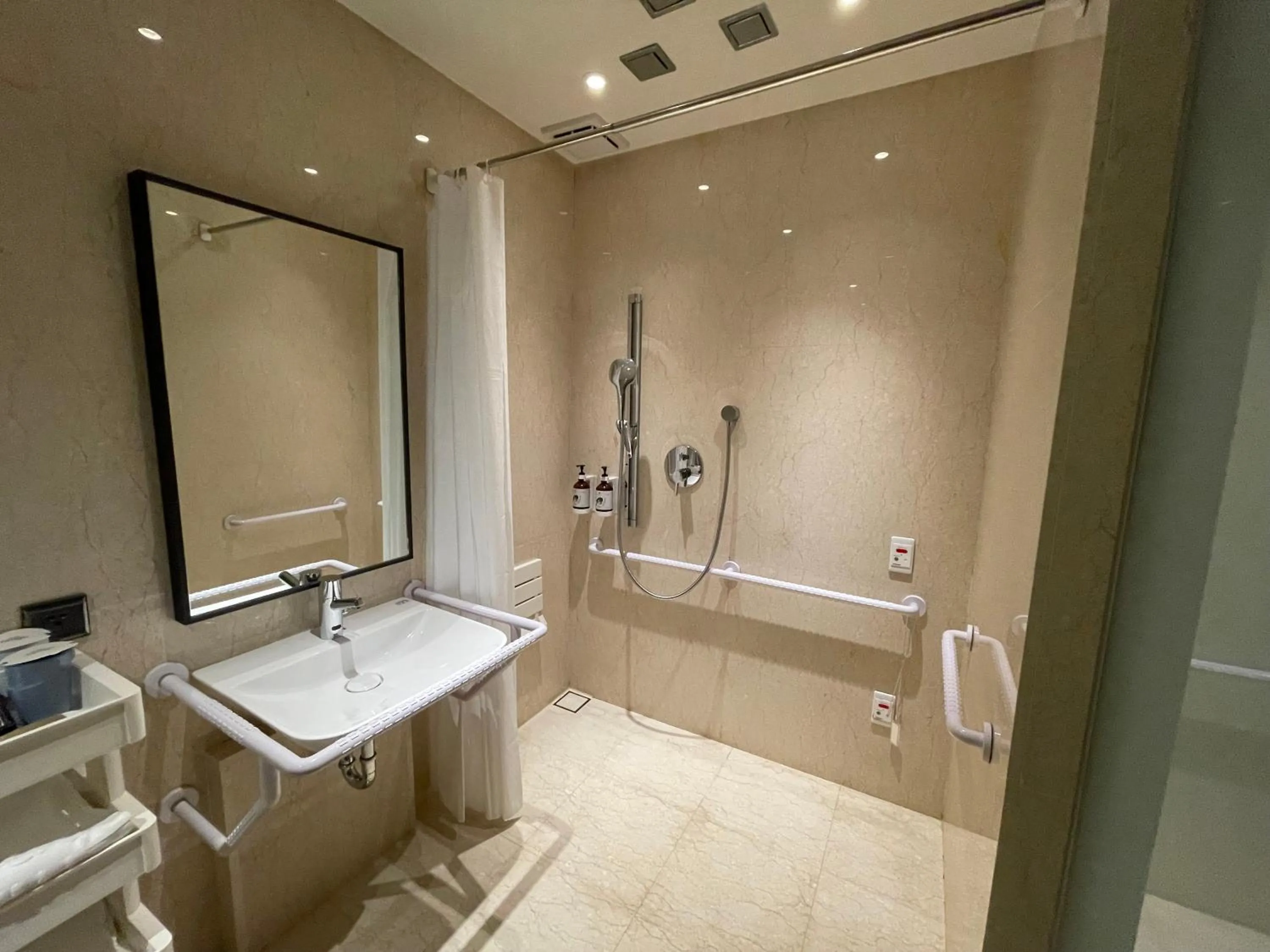 Shower in The Tango Hotel Taipei Nanshi