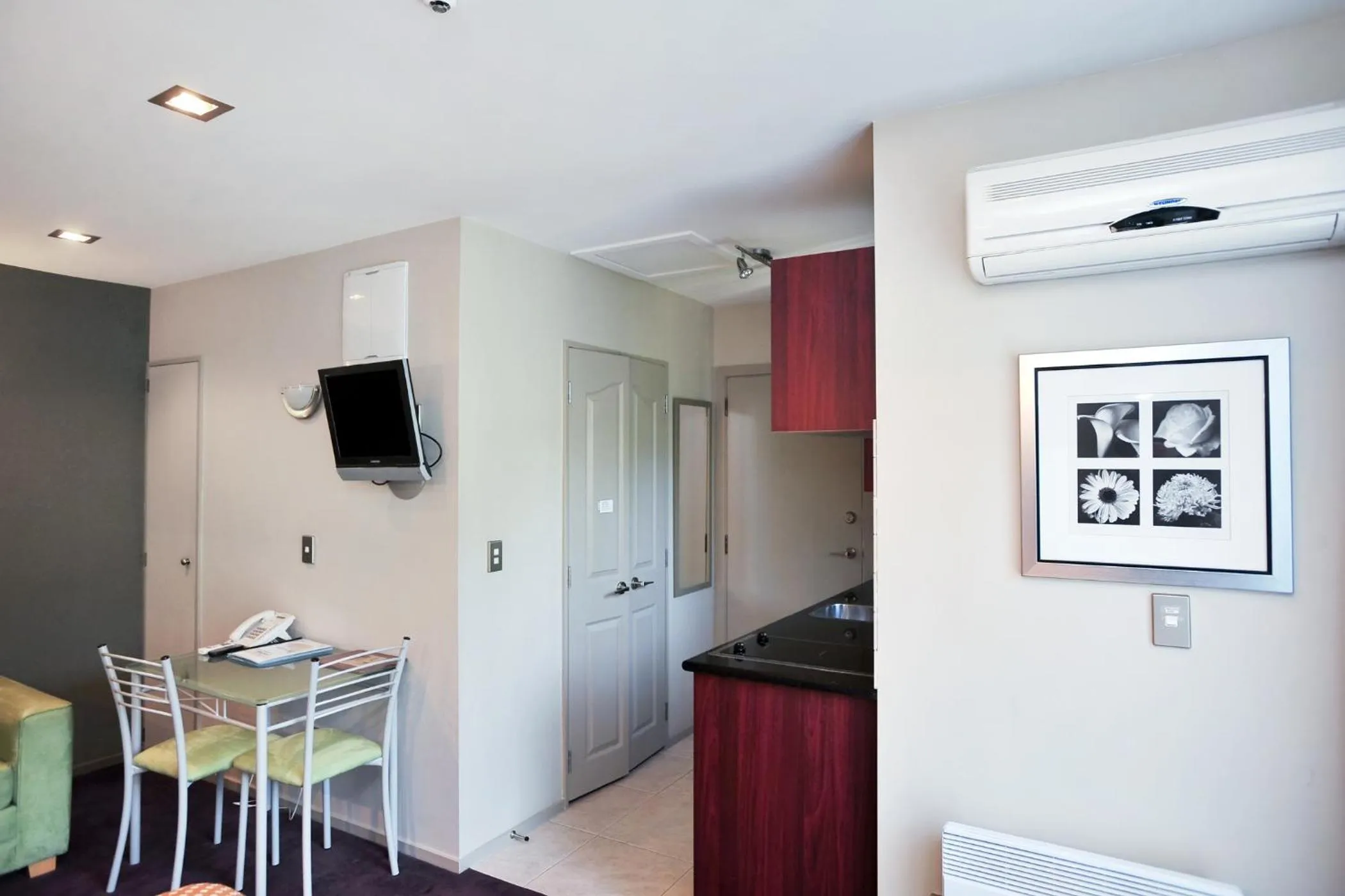 Communal lounge/ TV room in Athena Motel