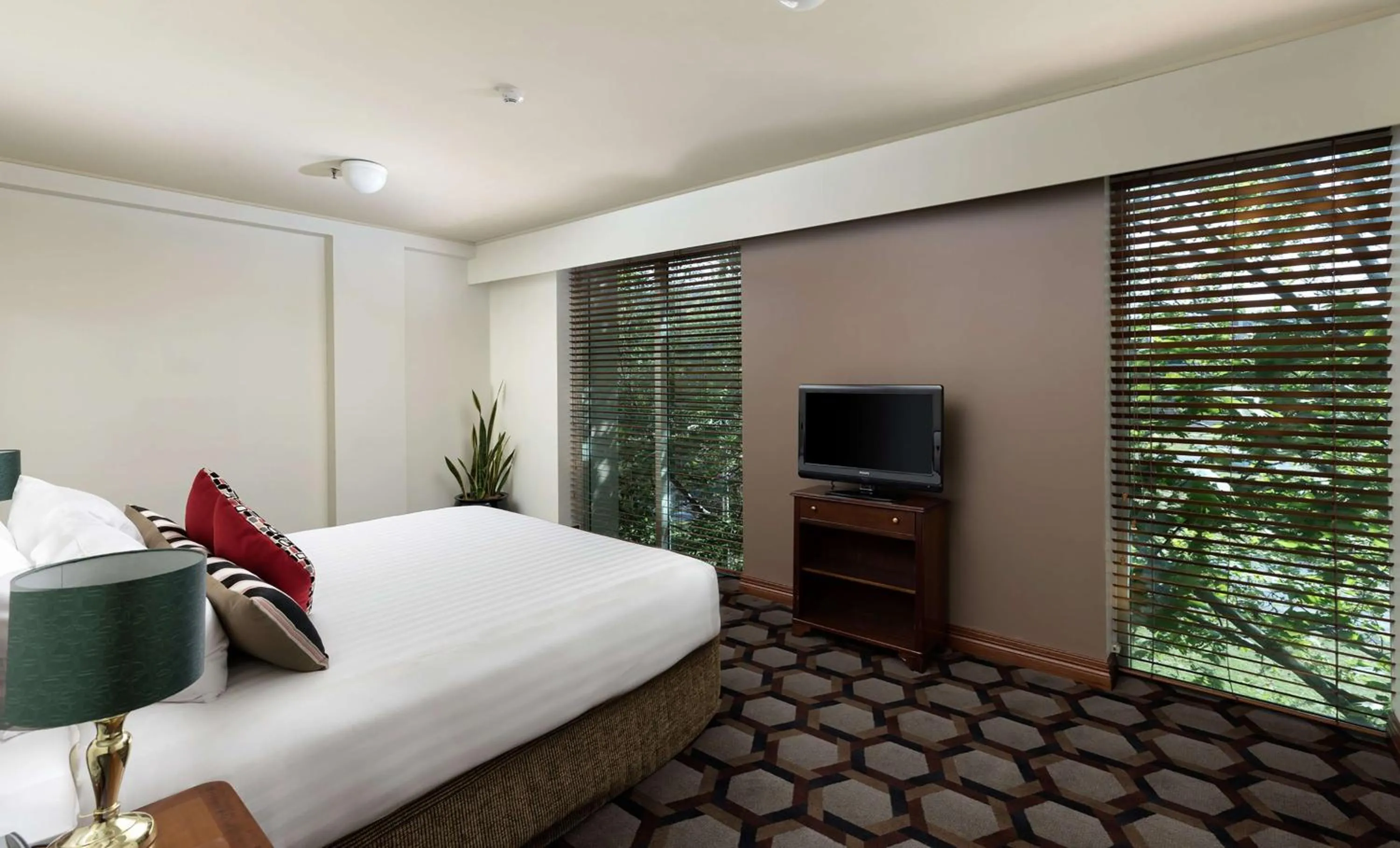 Photo of the whole room, Bed in Rydges Canberra