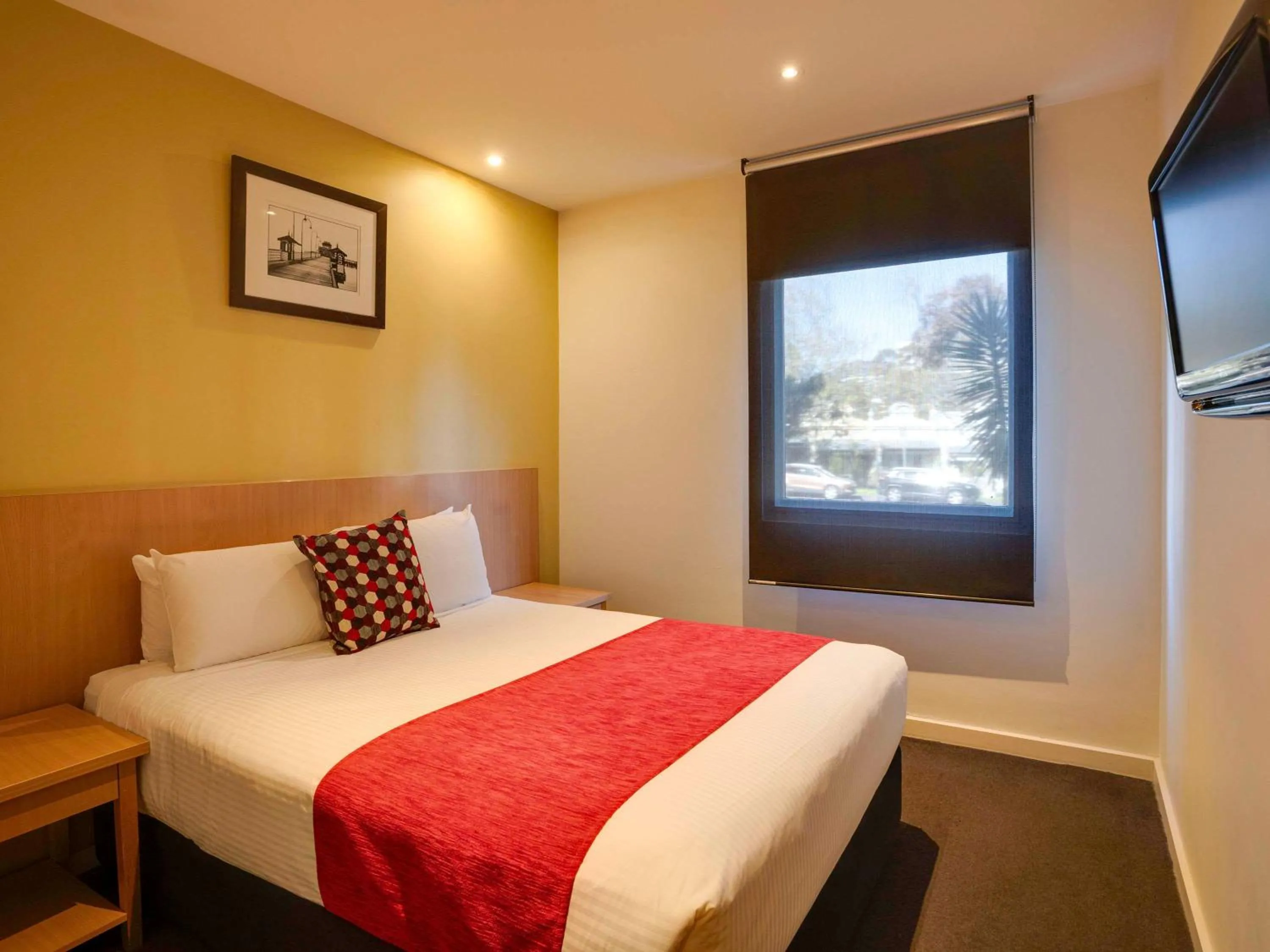 Photo of the whole room, Bed in Mercure North Melbourne