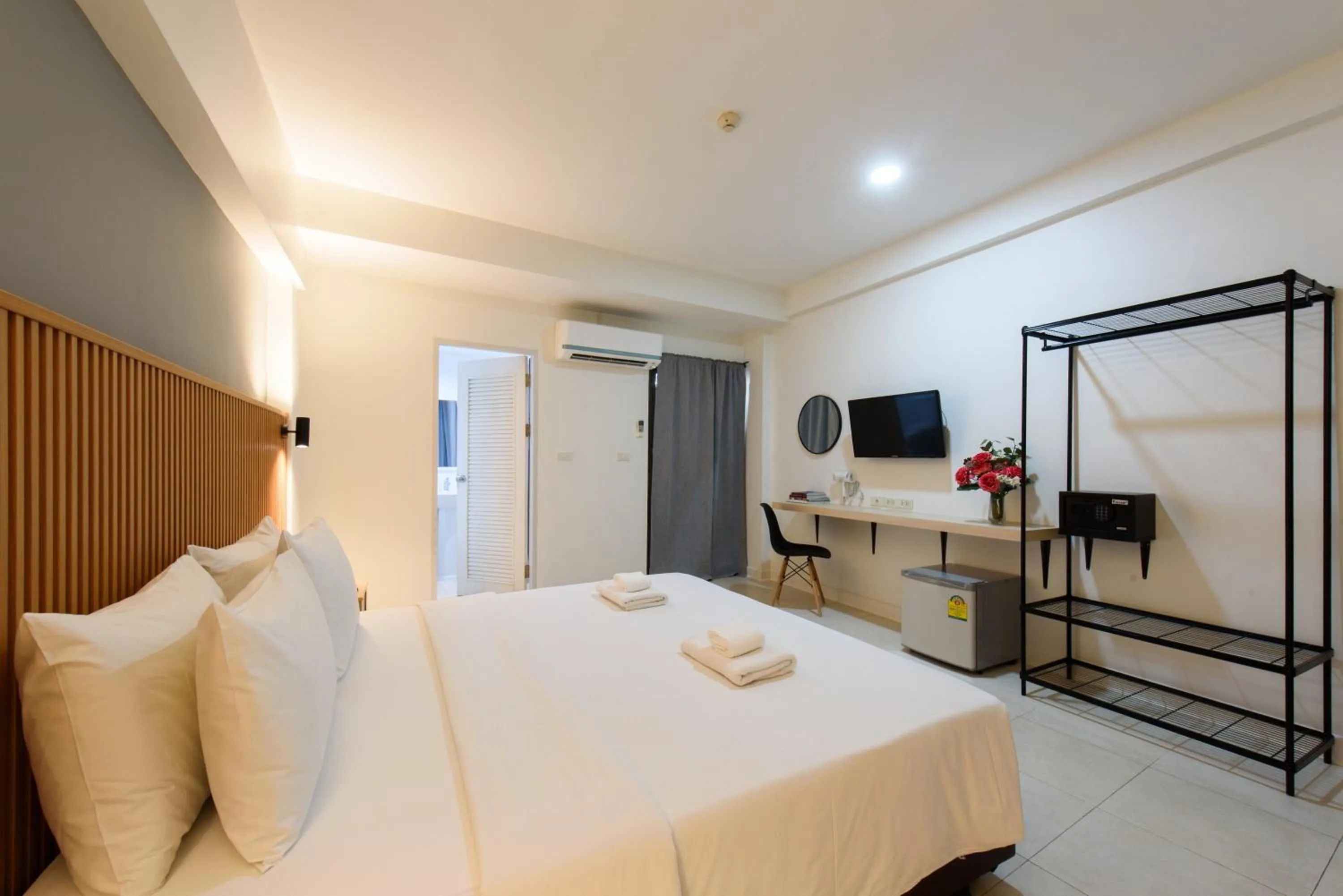 Photo of the whole room, Bed in Grand Watergate Hotel