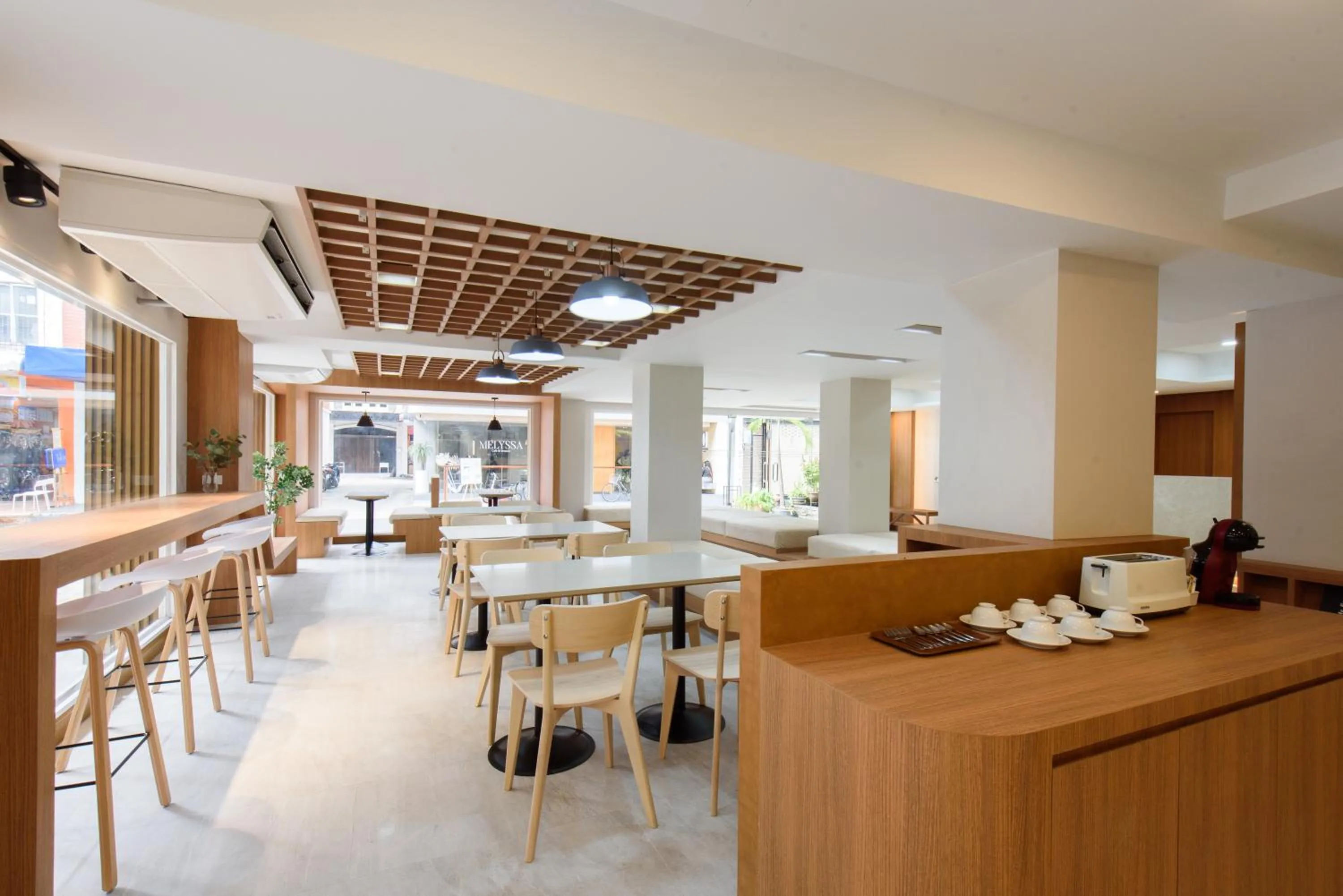 Restaurant/places to eat in Grand Watergate Hotel