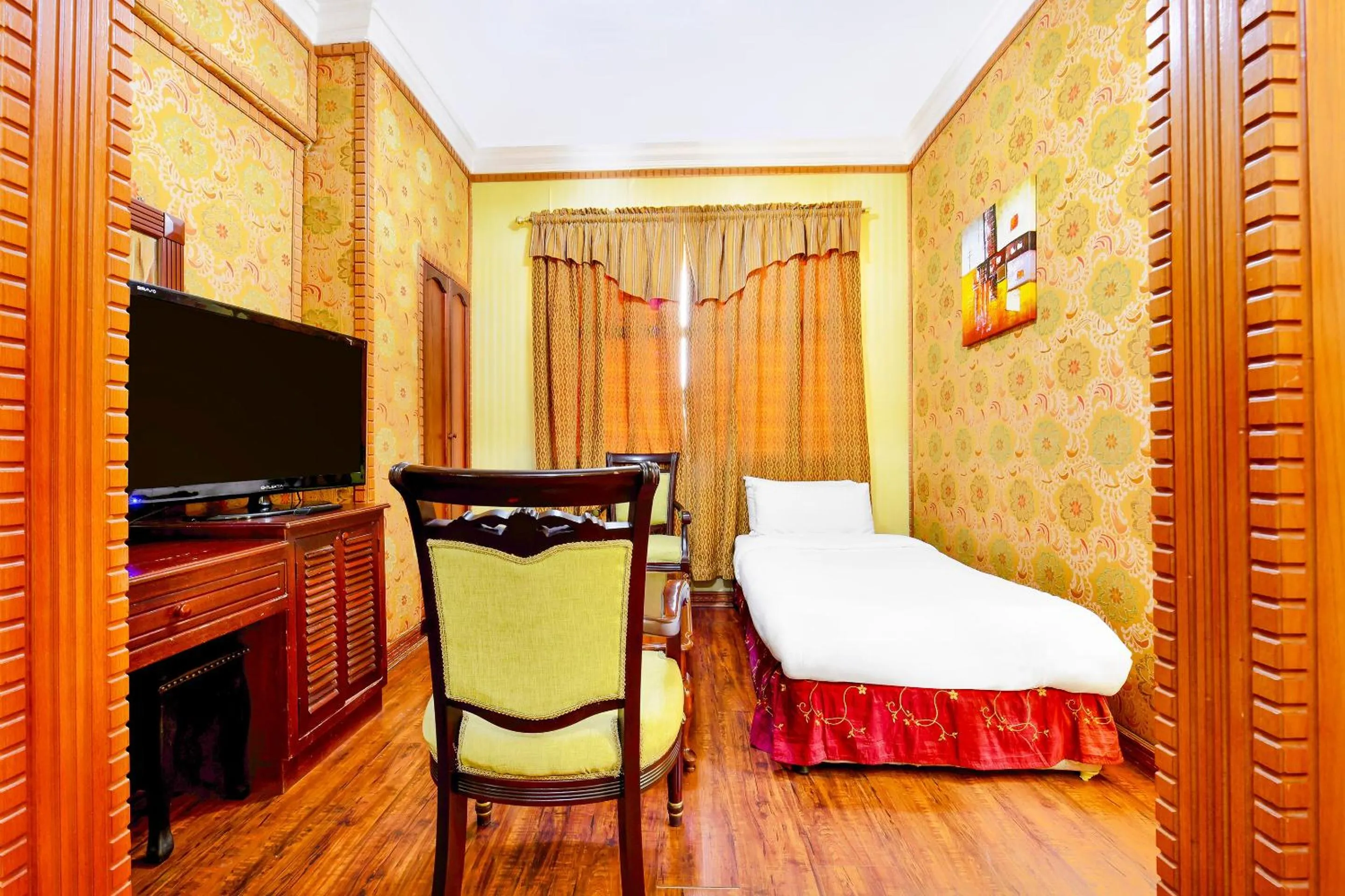 Bedroom, Bed in Capital O 125 Moon Plaza Hotel