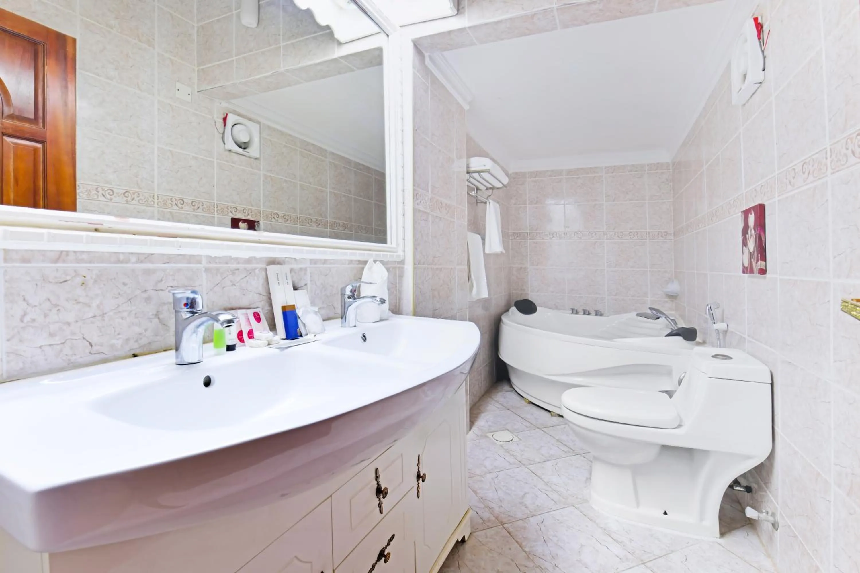 Bathroom in Capital O 125 Moon Plaza Hotel