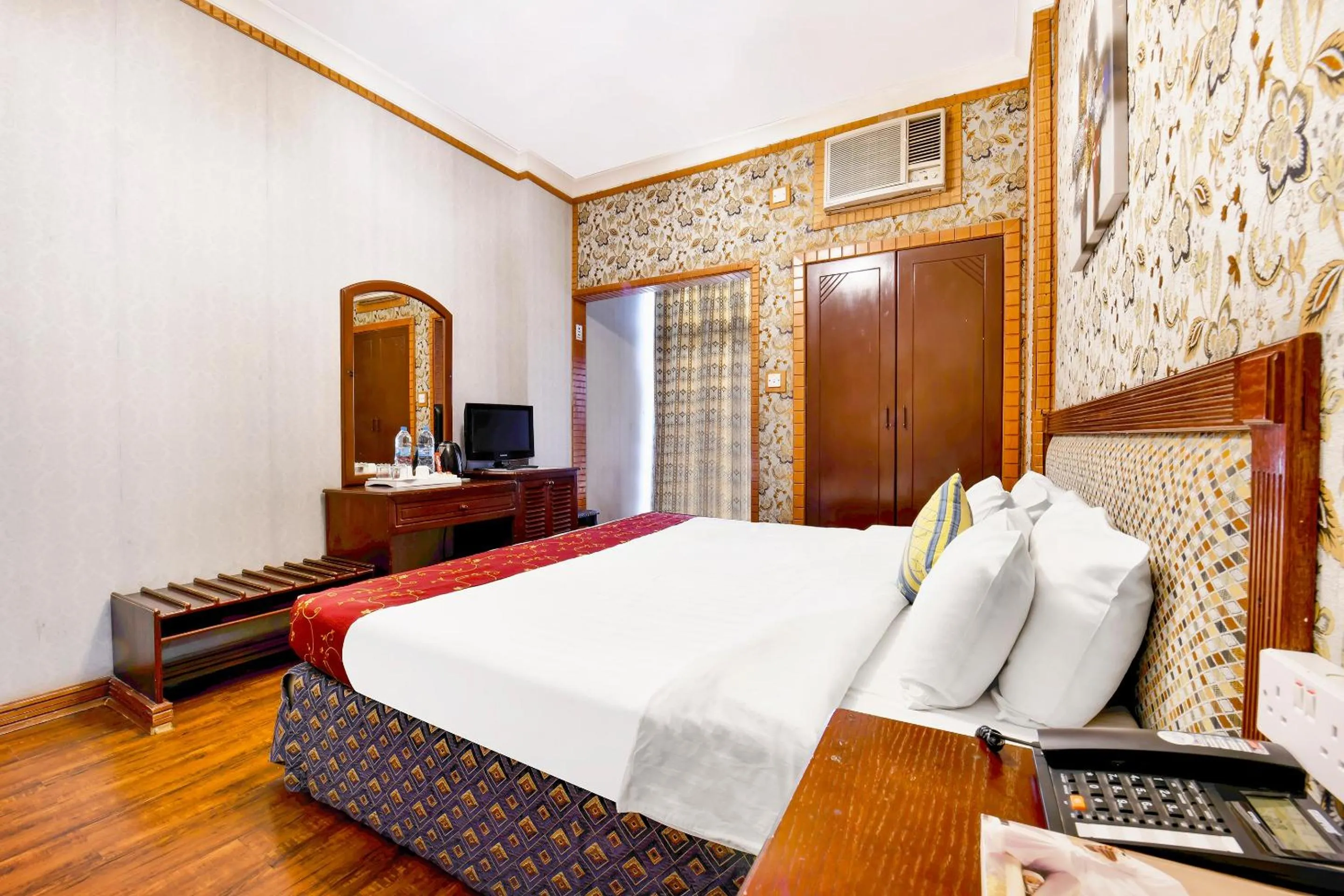 Bedroom, Bed in Capital O 125 Moon Plaza Hotel