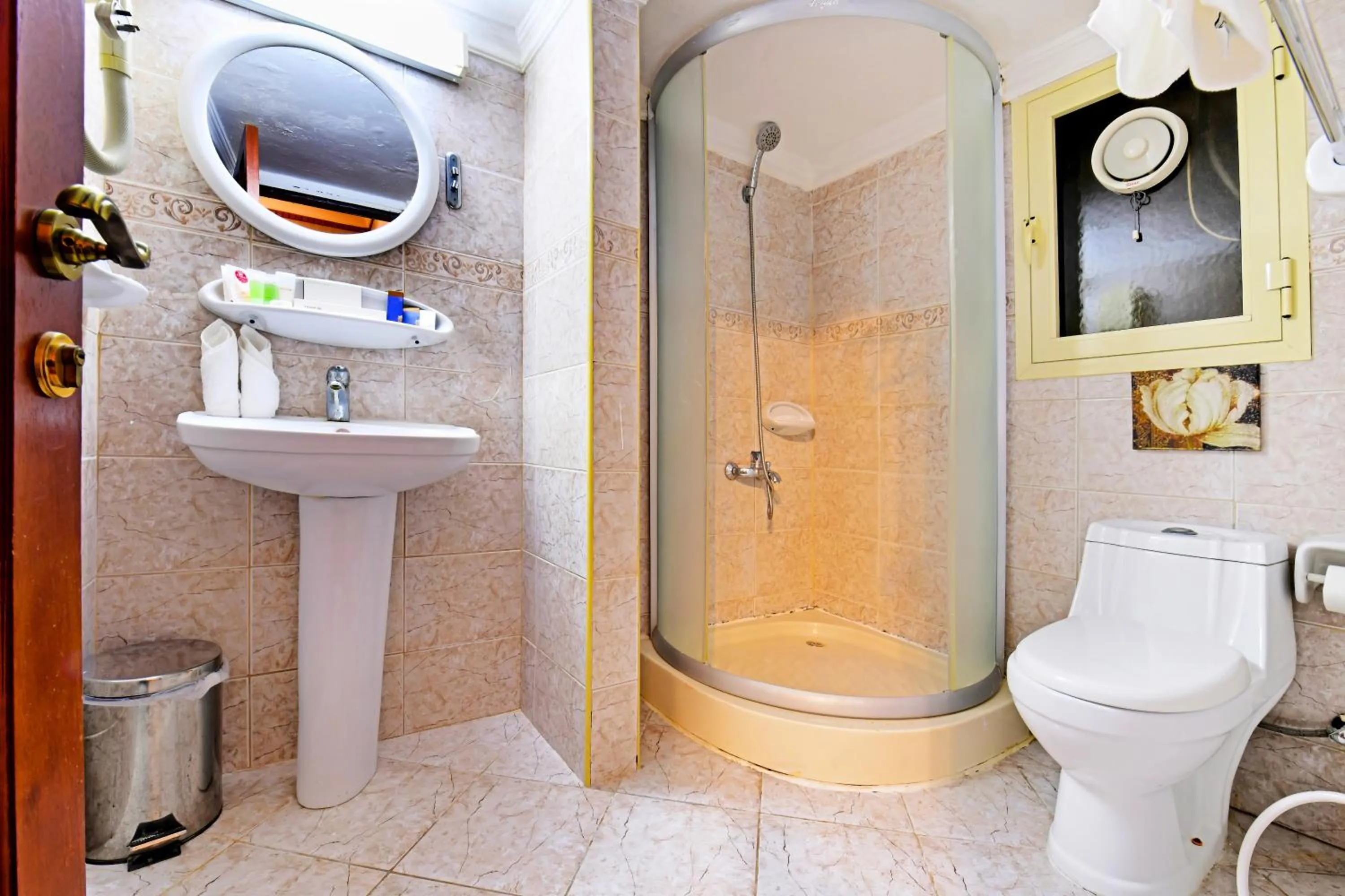 Bathroom in Capital O 125 Moon Plaza Hotel