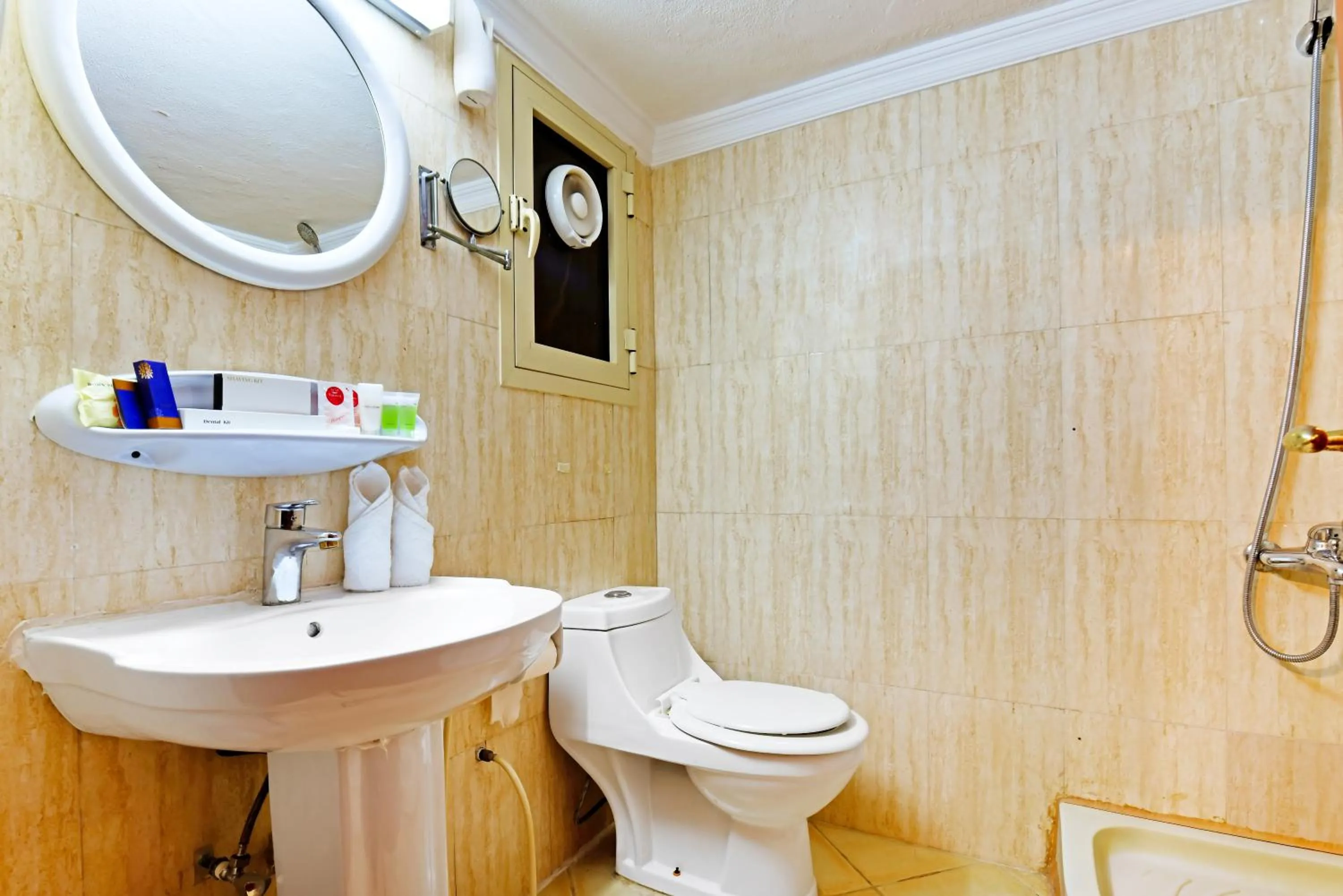 Bathroom in Capital O 125 Moon Plaza Hotel