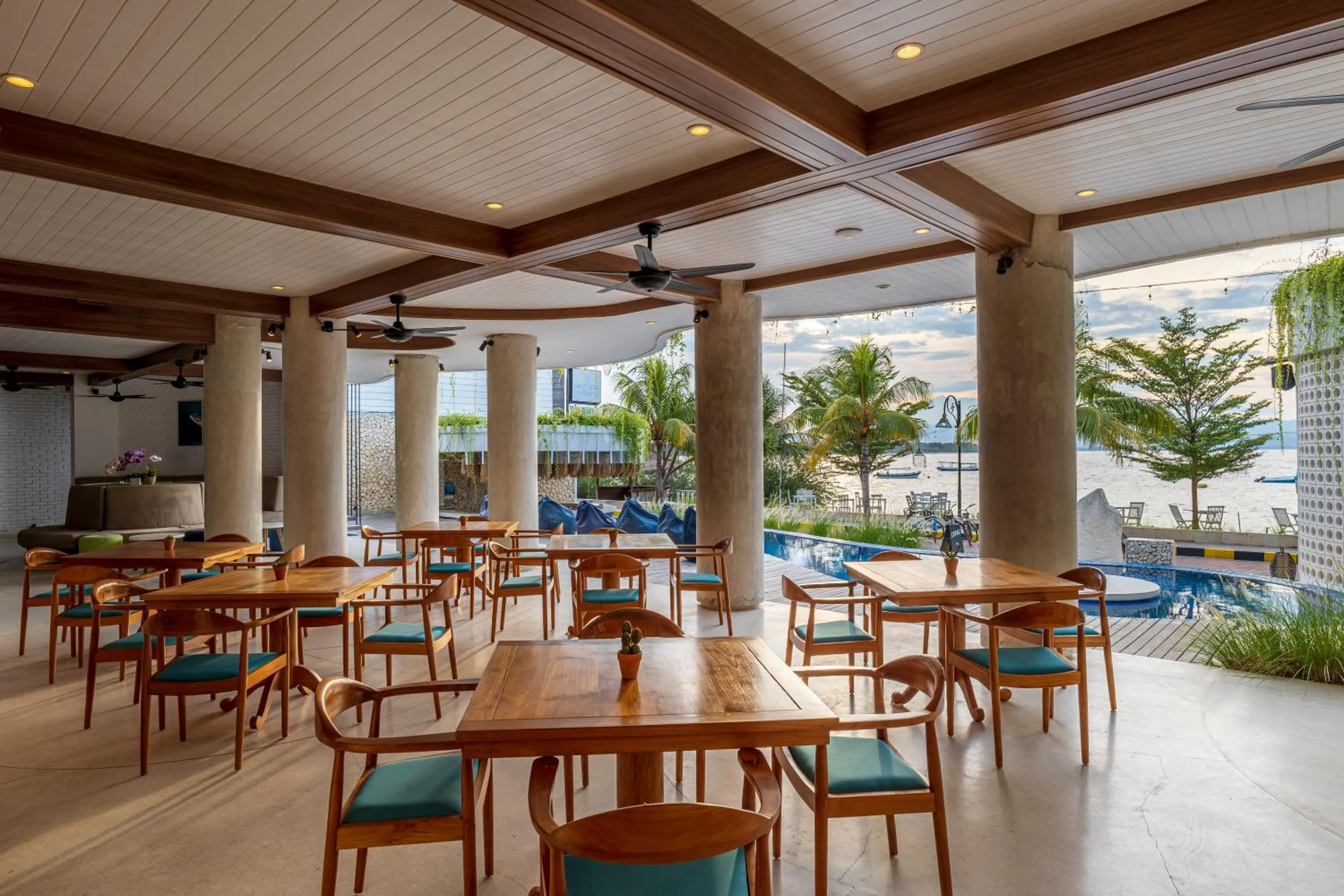 Restaurant/places to eat in The Beach House Resort
