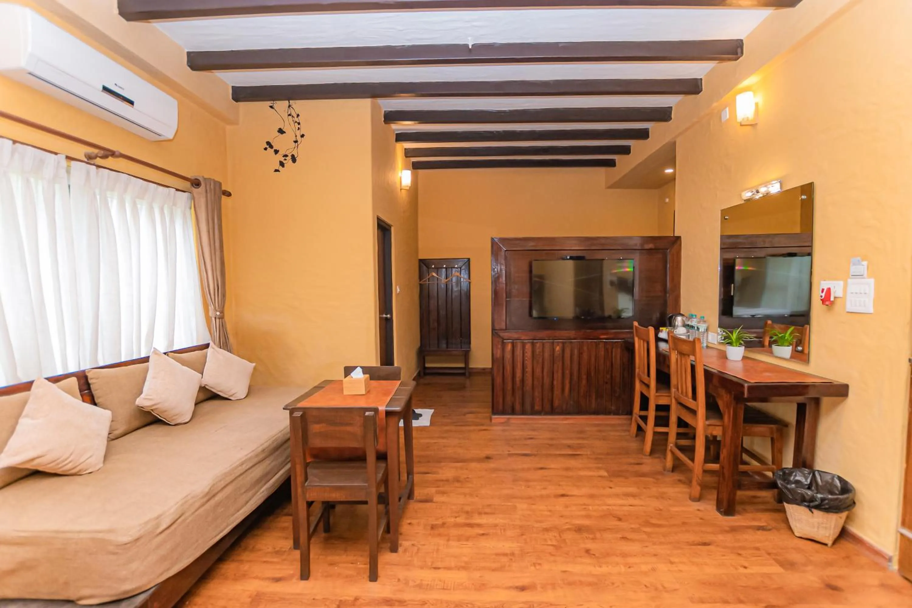 TV and multimedia in Pokhara Boutique Hotel