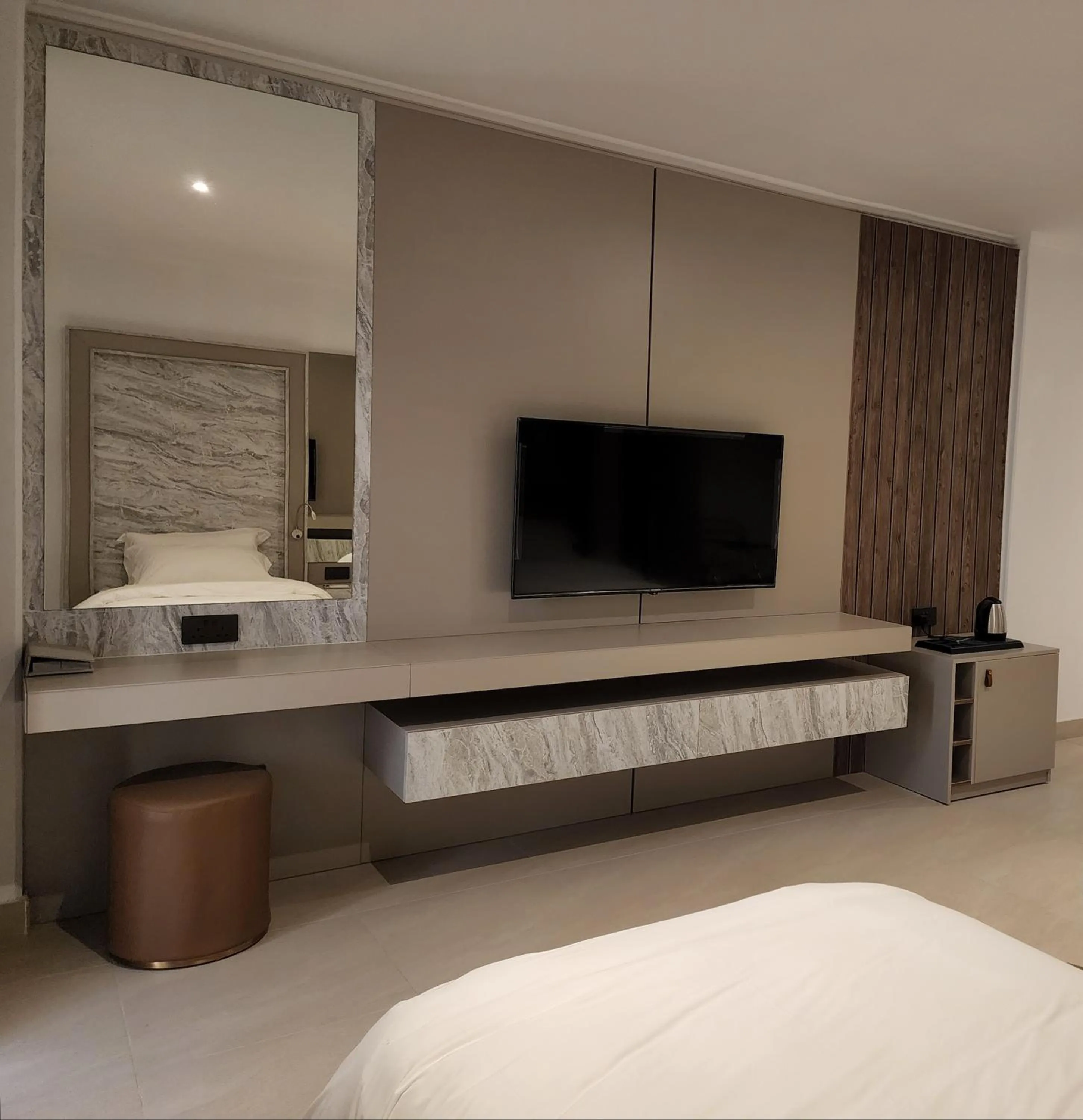TV and multimedia, Bed in Imperial Suites Hotel