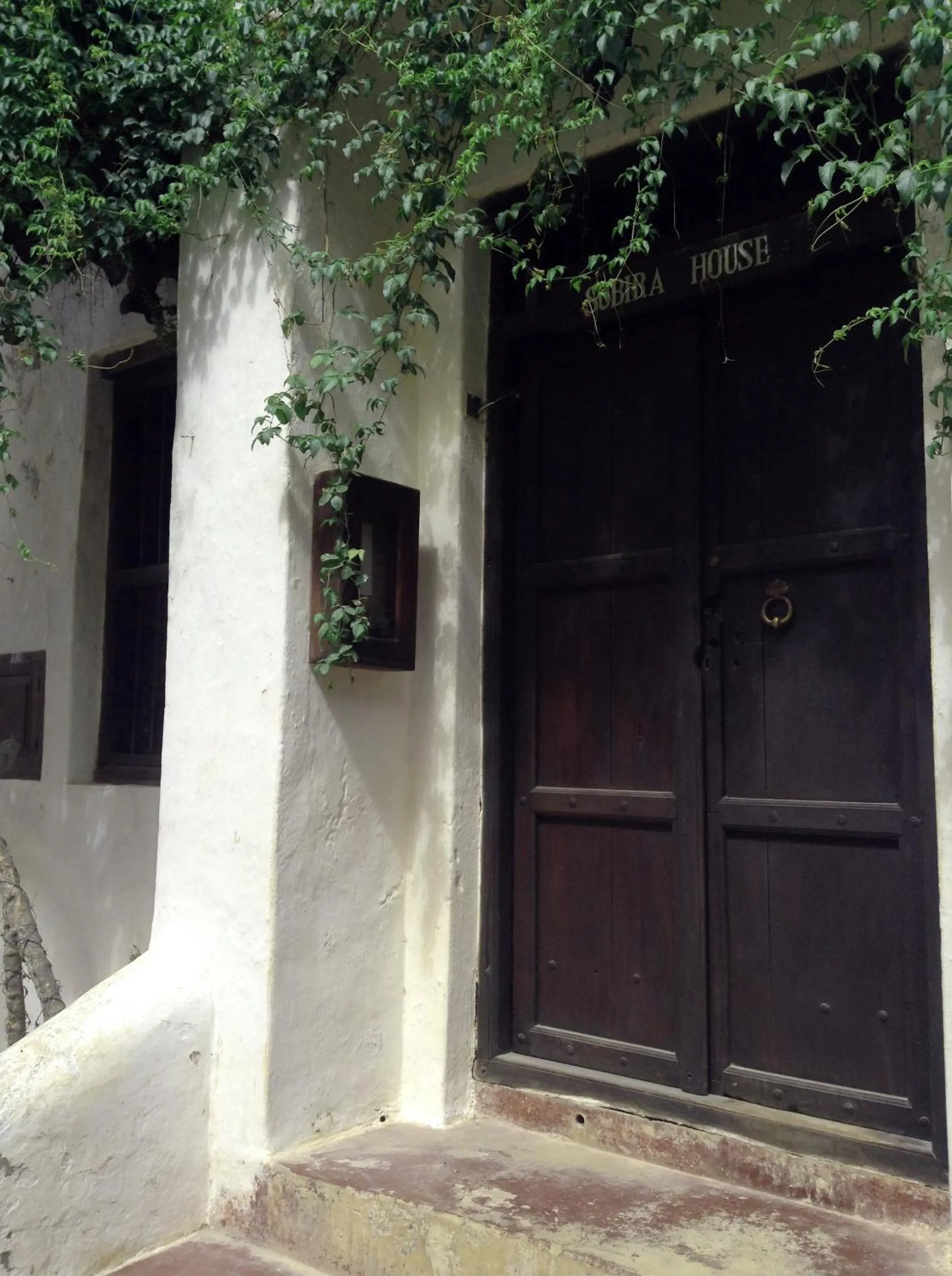 Facade/entrance in Subira House