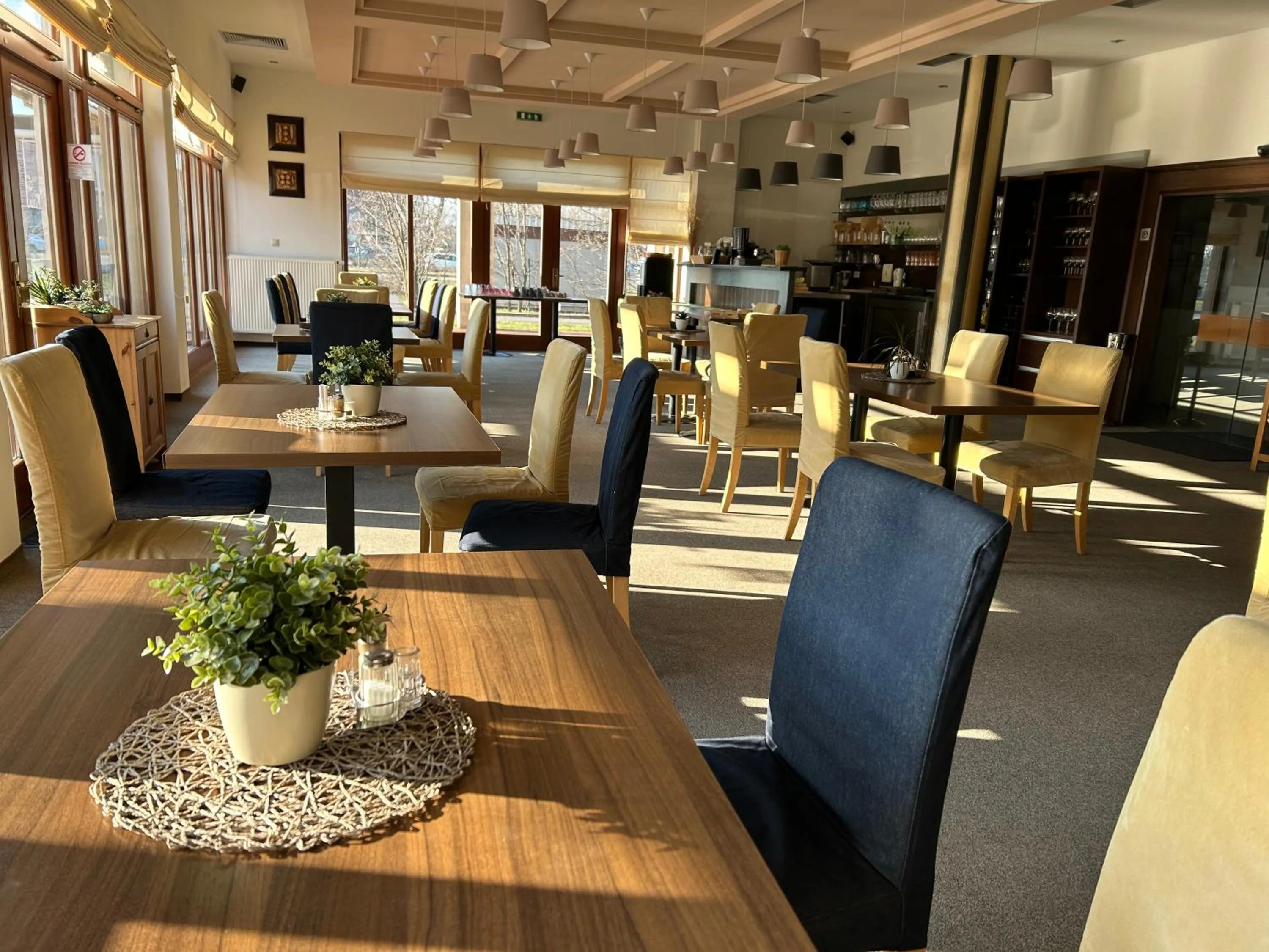 Restaurant/places to eat in Hotel Legend