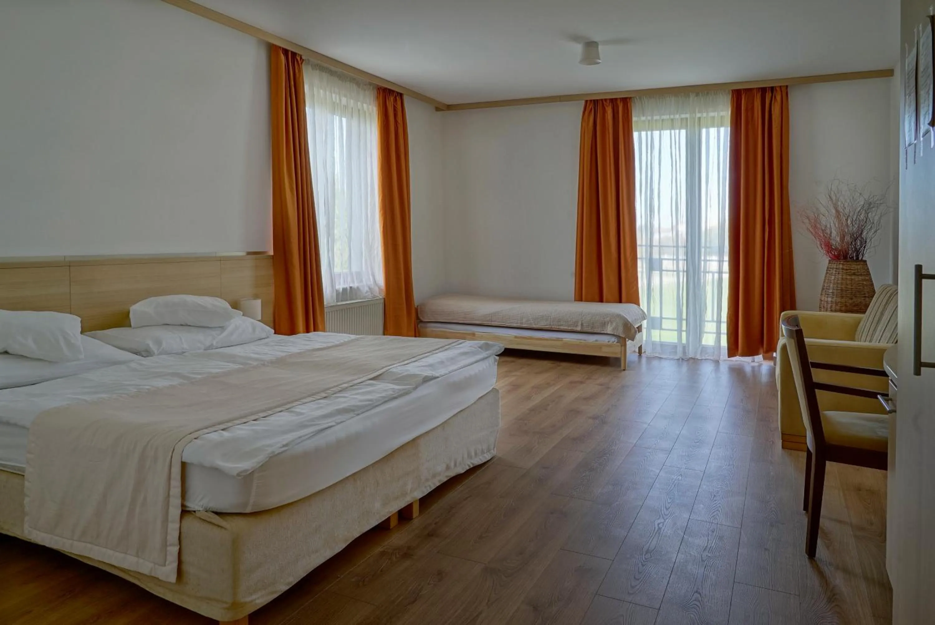 Photo of the whole room, Bed in Hotel Legend