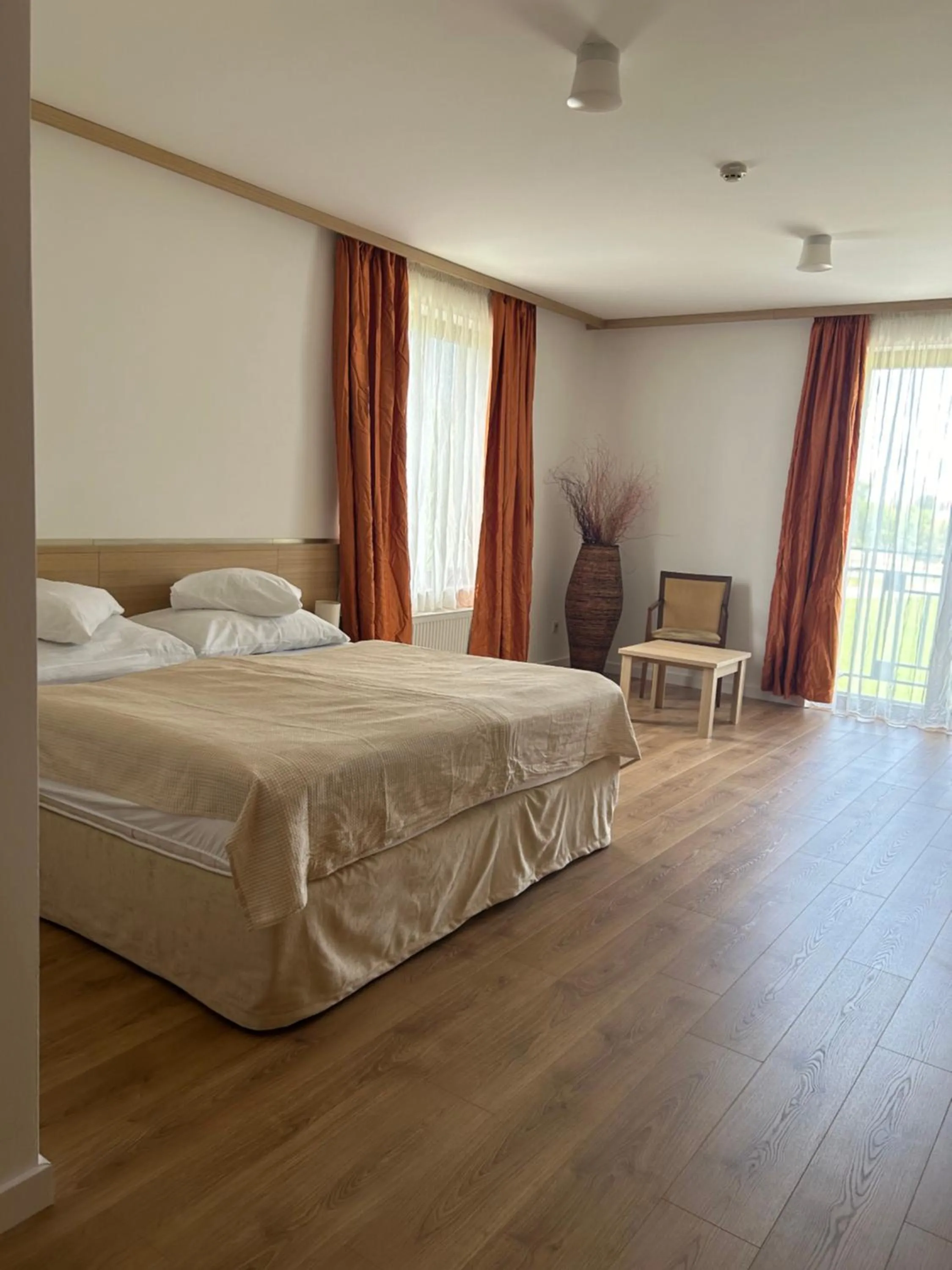 Photo of the whole room, Bed in Hotel Legend