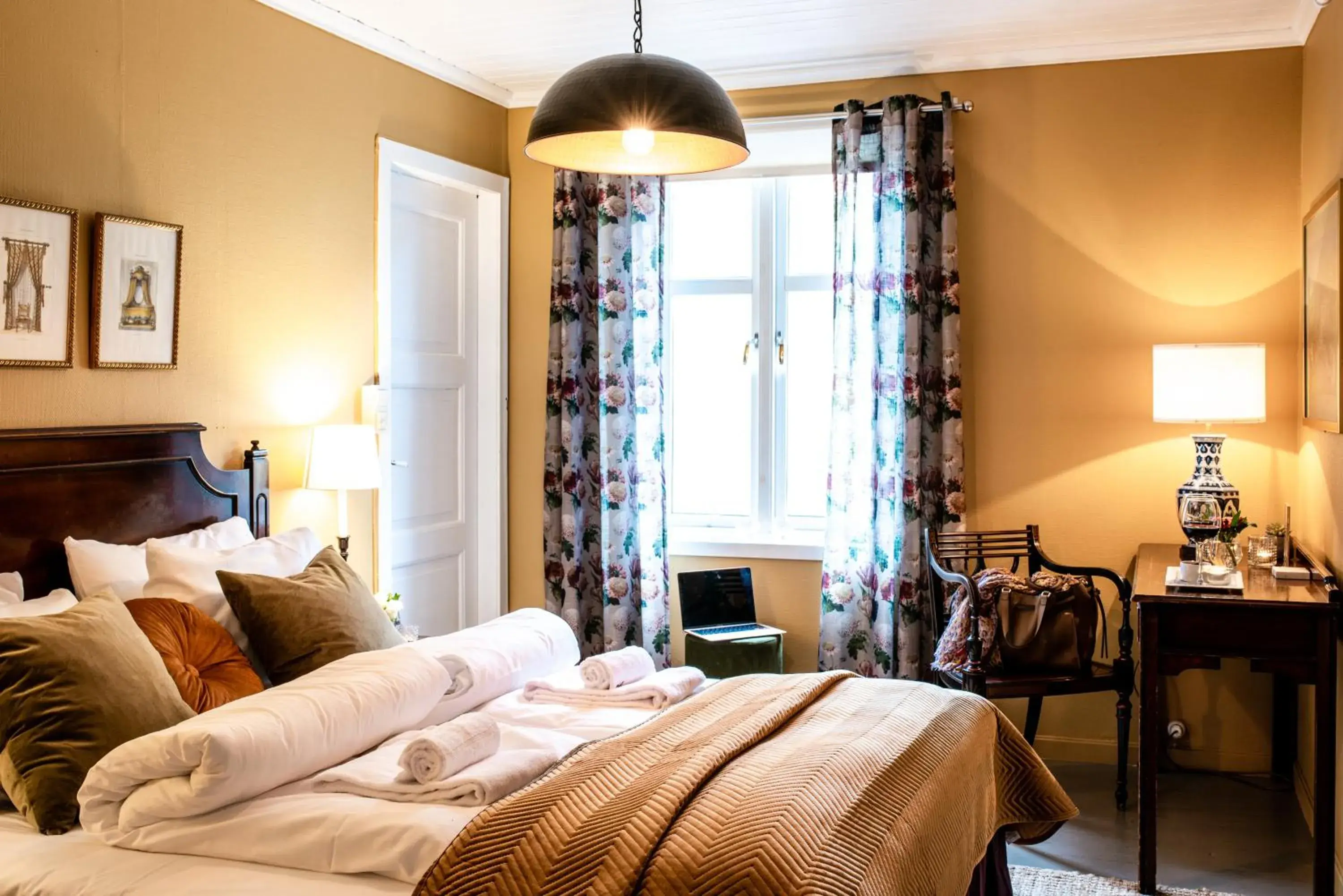 Double Room with Mountain View in Fjærland Fjordstove Hotell - Huseby Hotelldrift AS Double Room with Mountain View in Fjærland Fjordstove Hotell - Huseby Hotelldrift AS