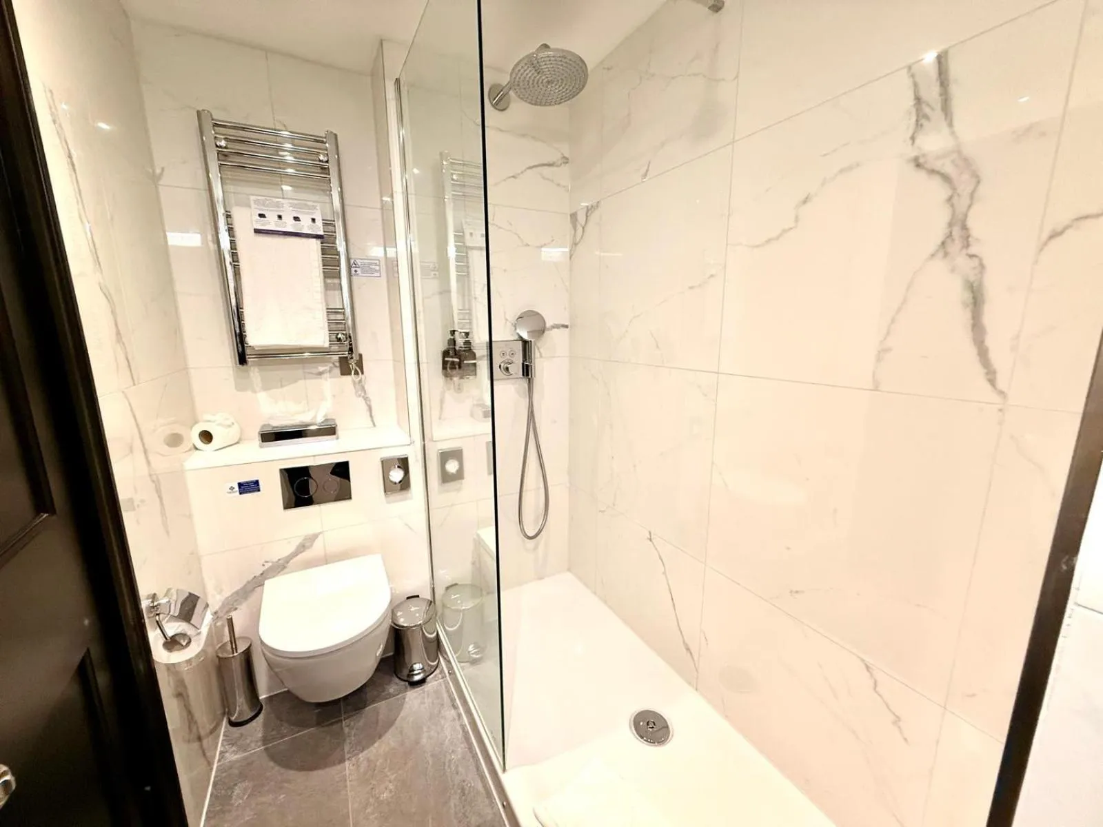 Shower in Wellington Hotel by Blue Orchid