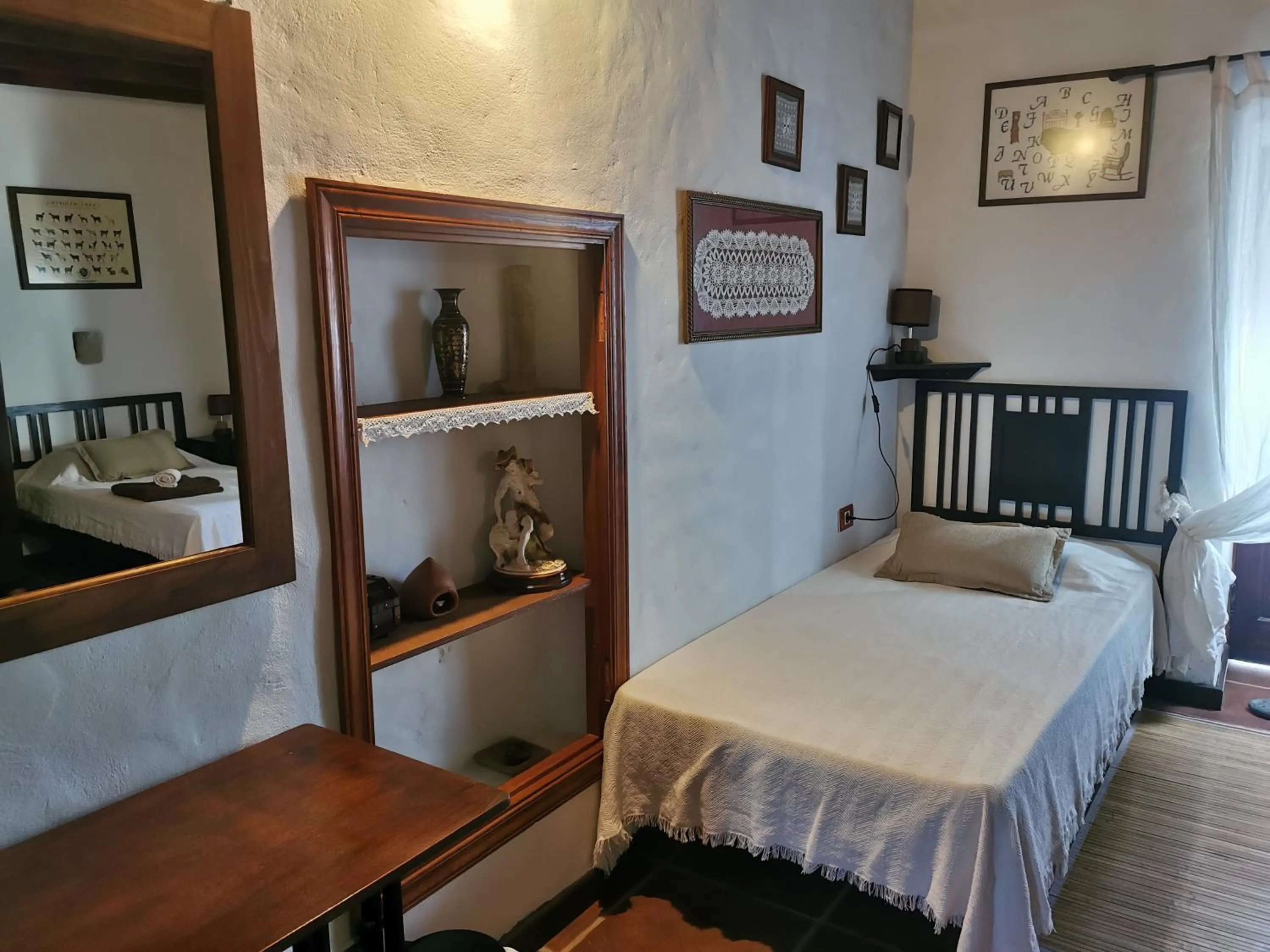 Decorative detail, Bed in Villa Cecilio