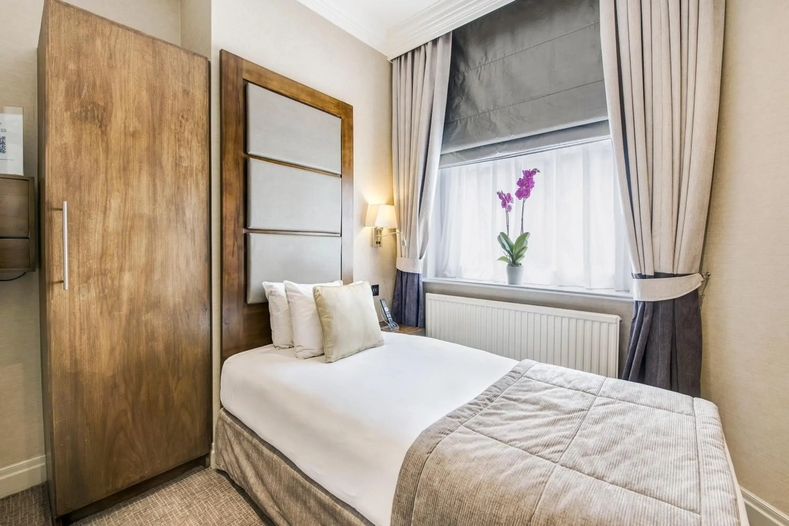 Single Room in Gem Langham Court Hotel Single Room in Gem Langham Court Hotel