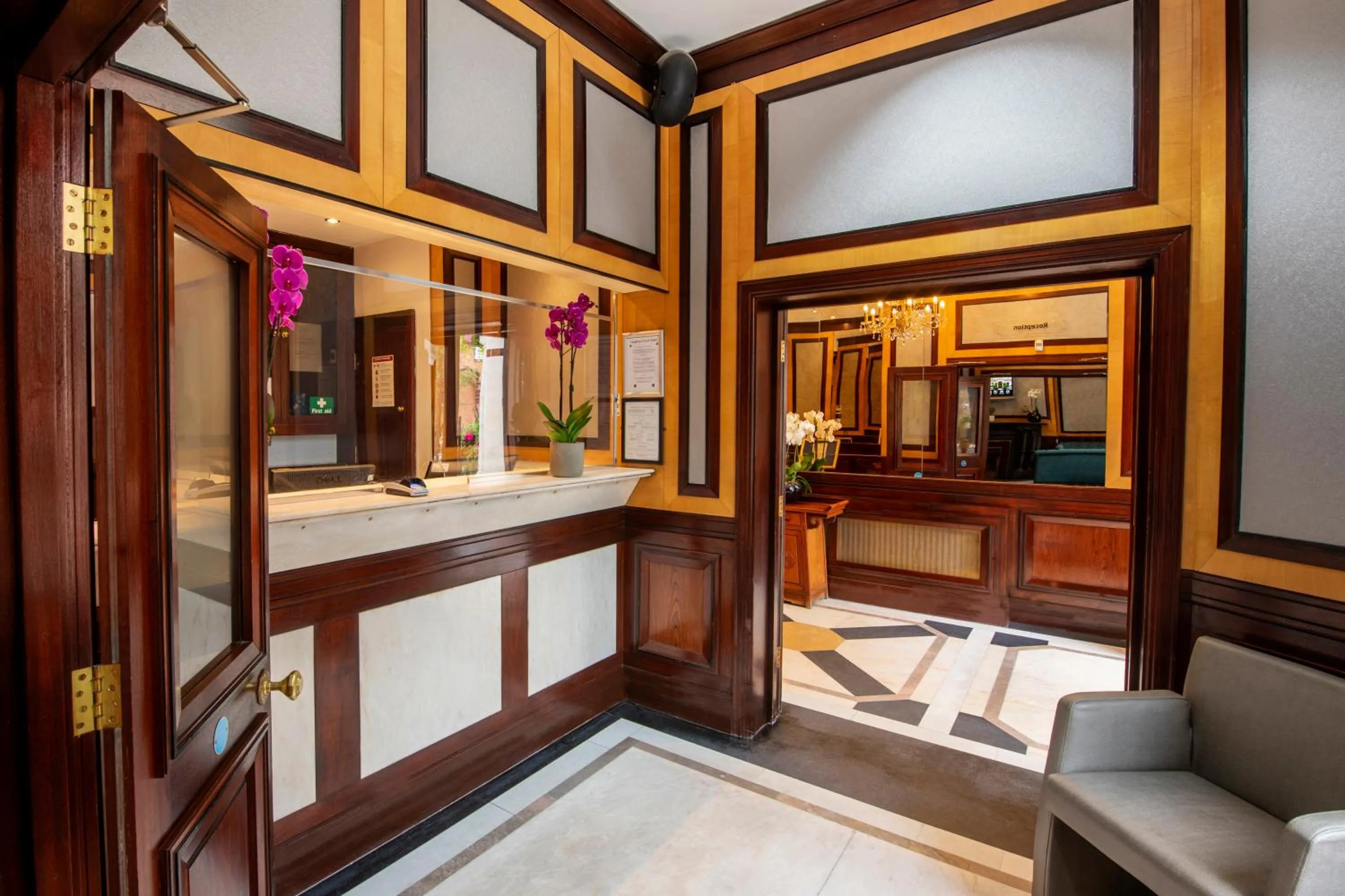 Lobby or reception in Gem Langham Court Hotel