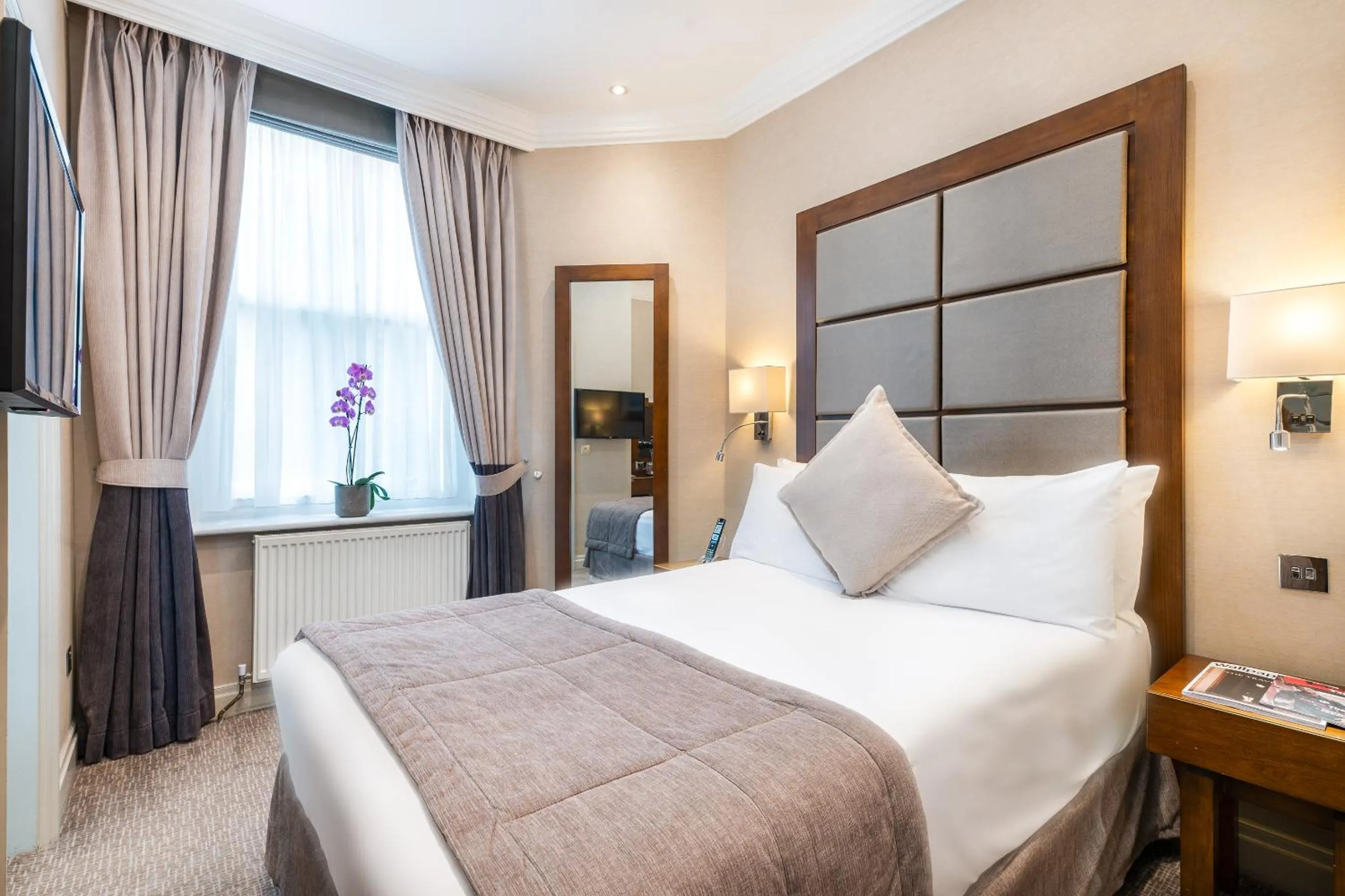 Bedroom, Bed in Gem Langham Court Hotel