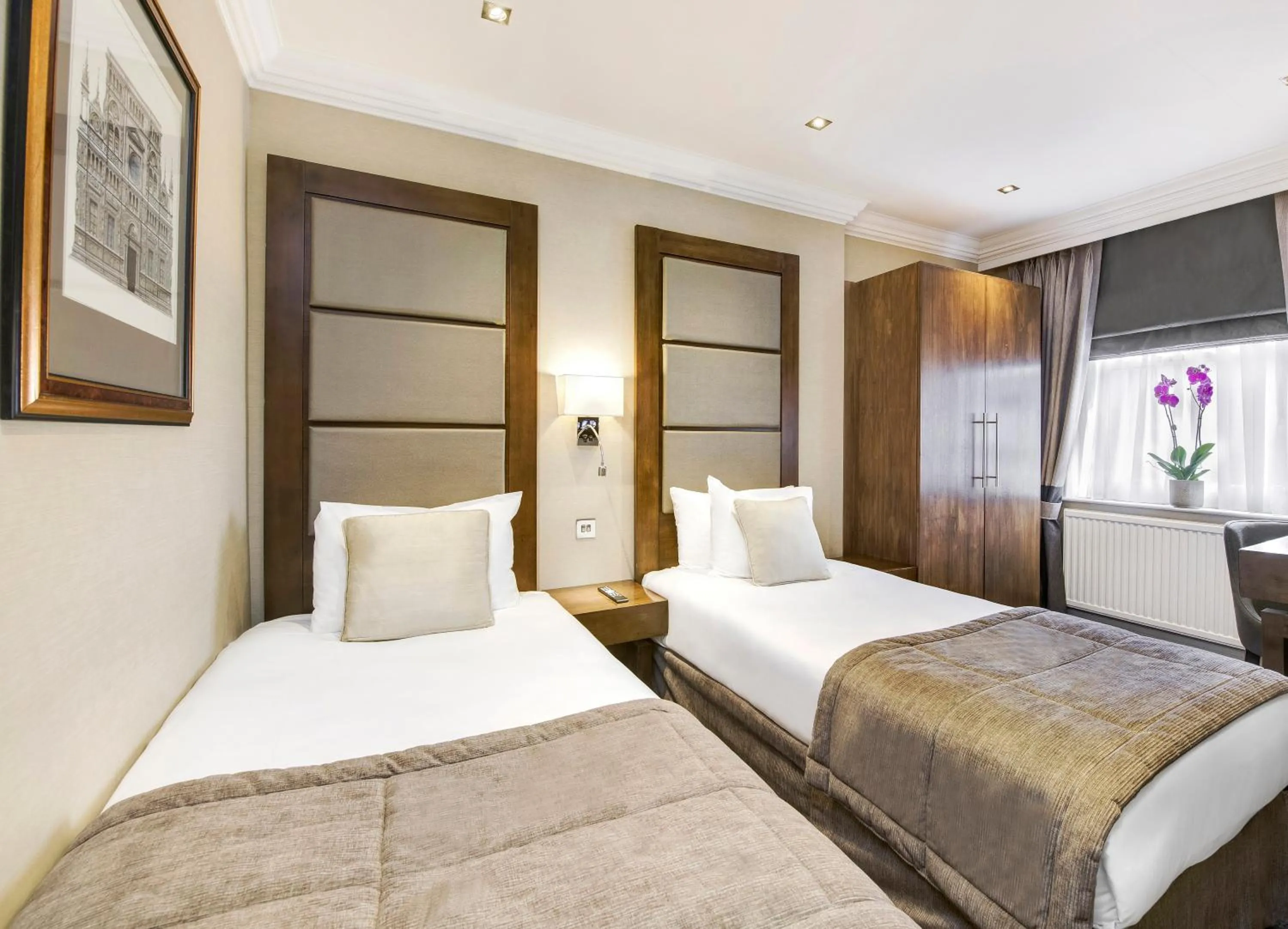 Bedroom, Bed in Gem Langham Court Hotel