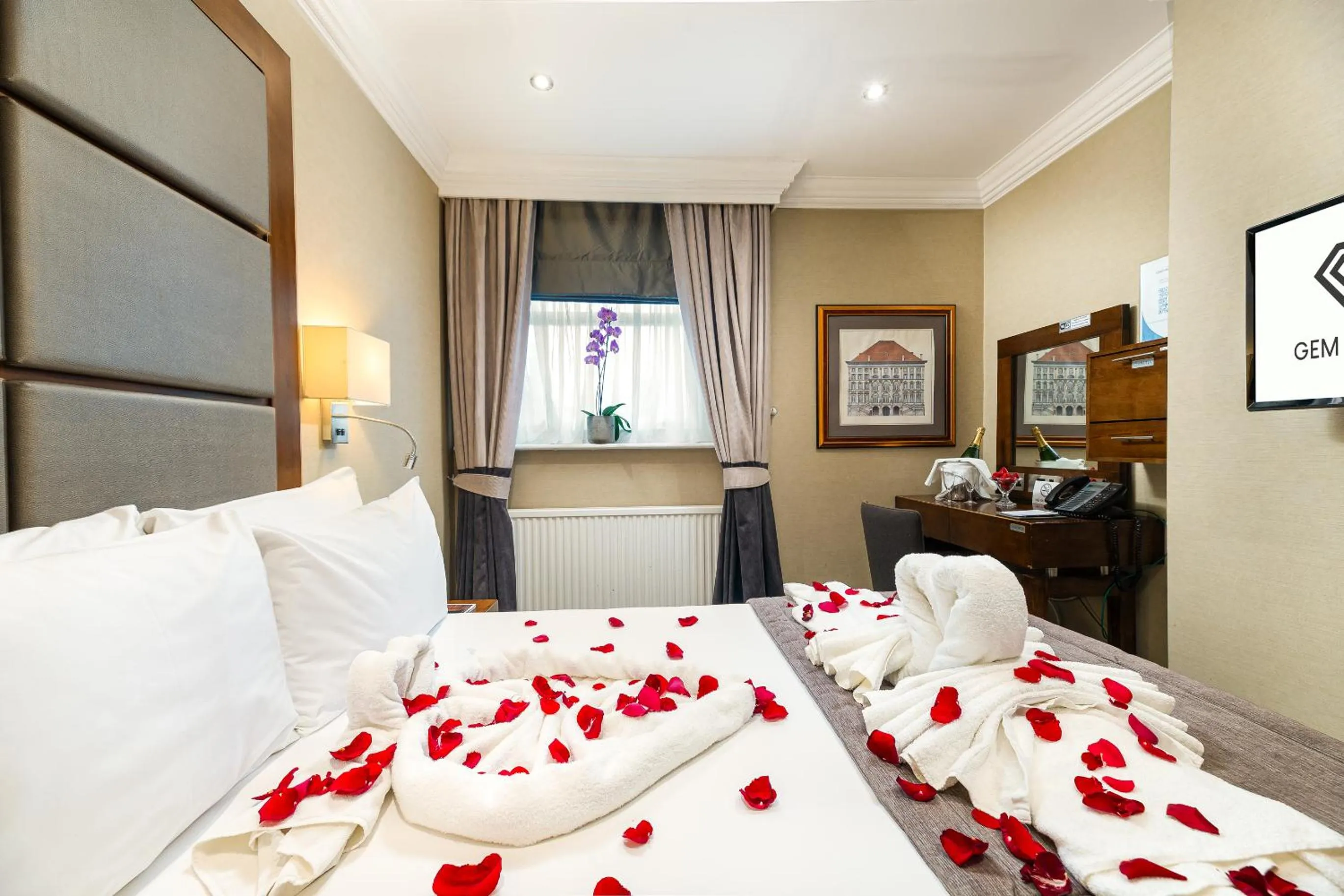 Bedroom, Bed in Gem Langham Court Hotel