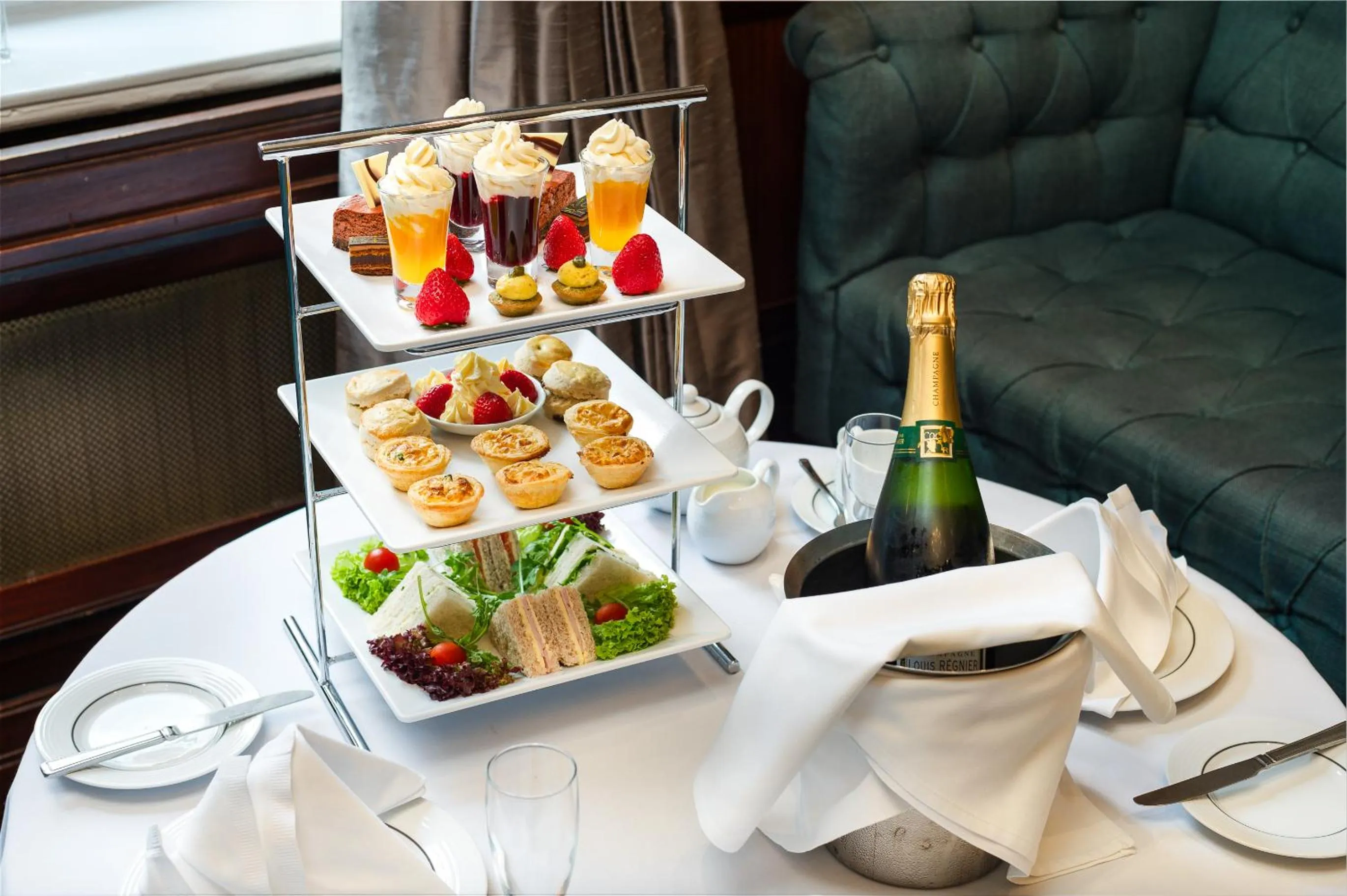 Food and drinks in Gem Langham Court Hotel