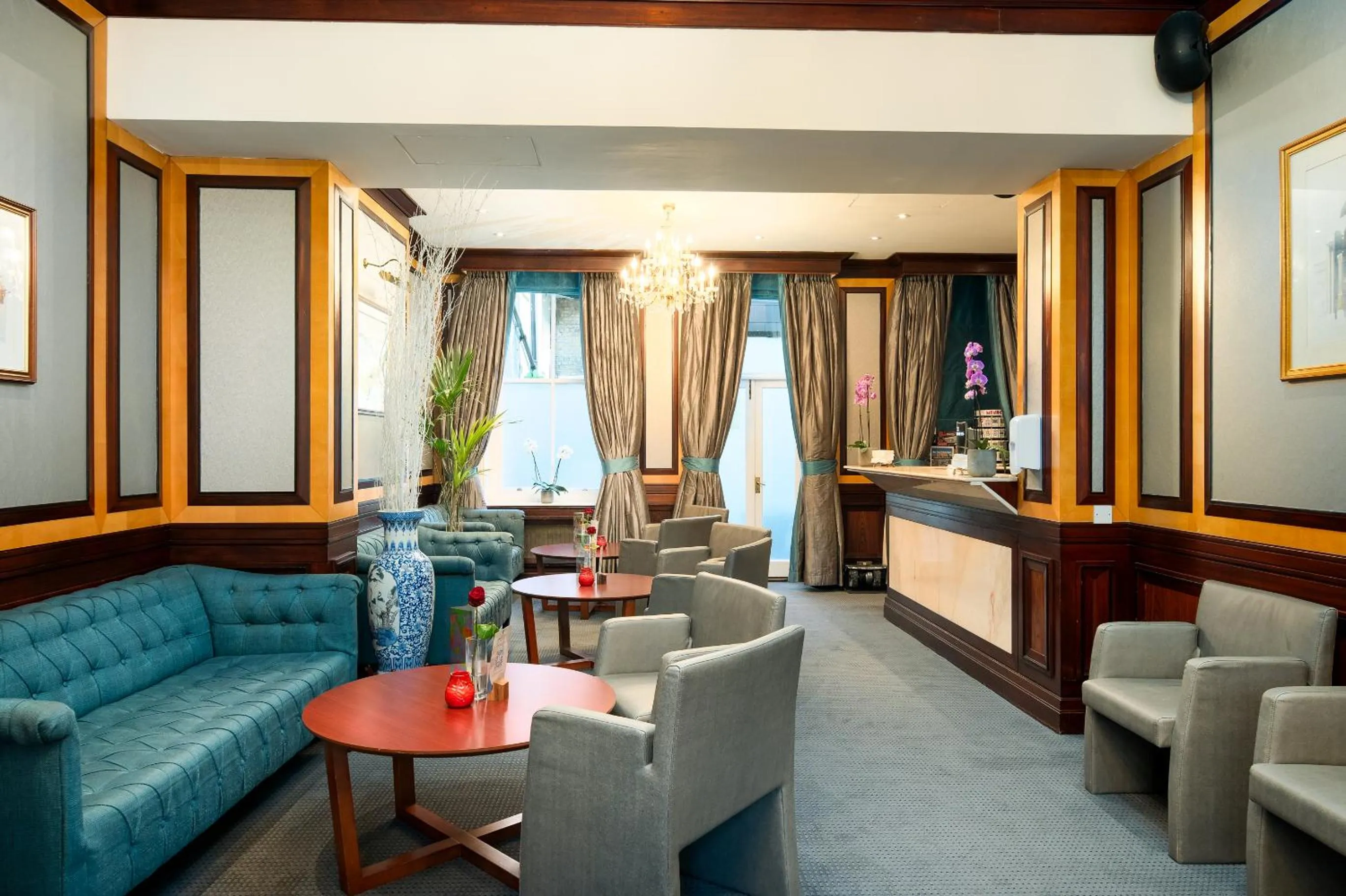 Seating area in Gem Langham Court Hotel