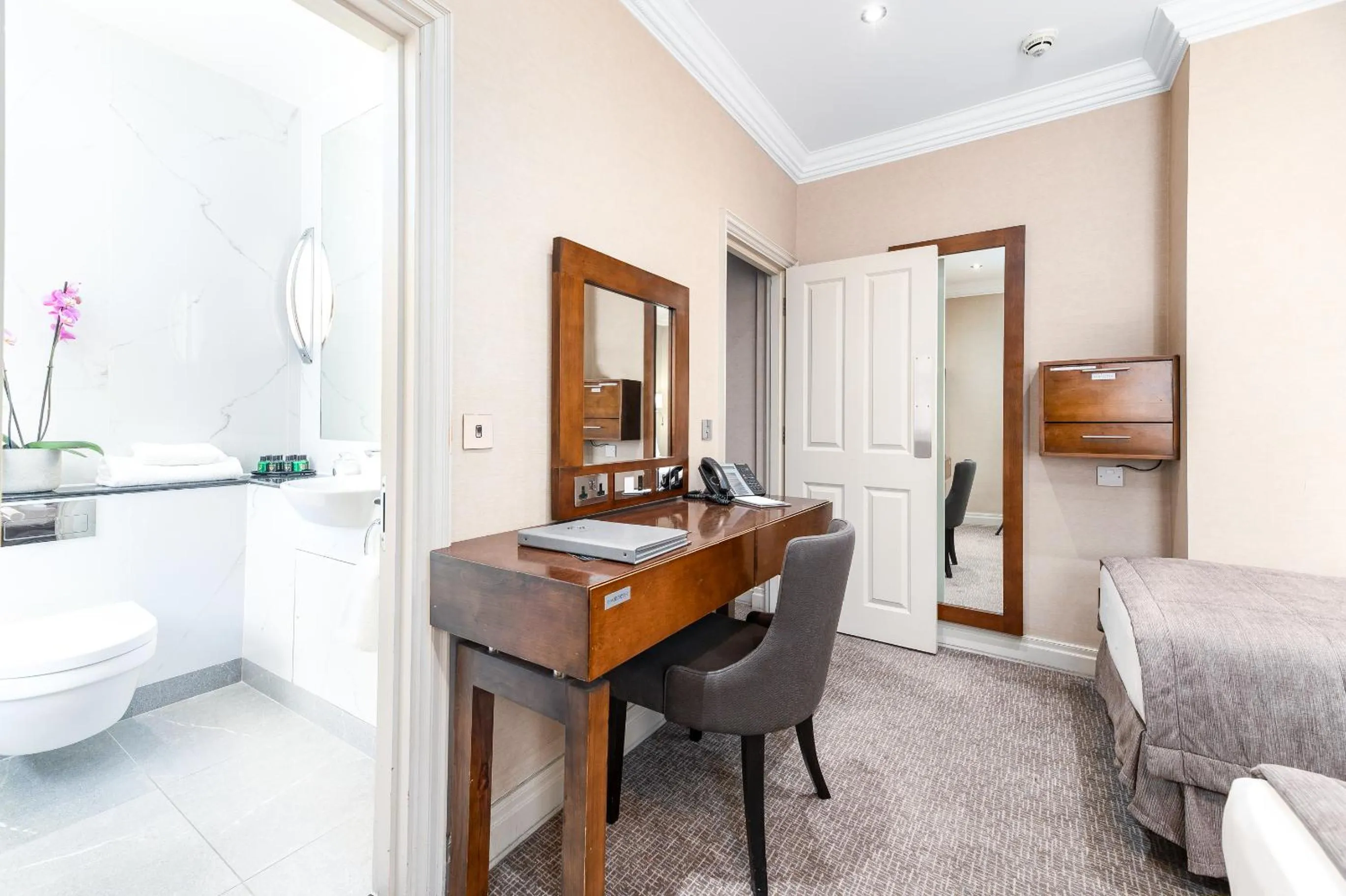 Seating area in Gem Langham Court Hotel