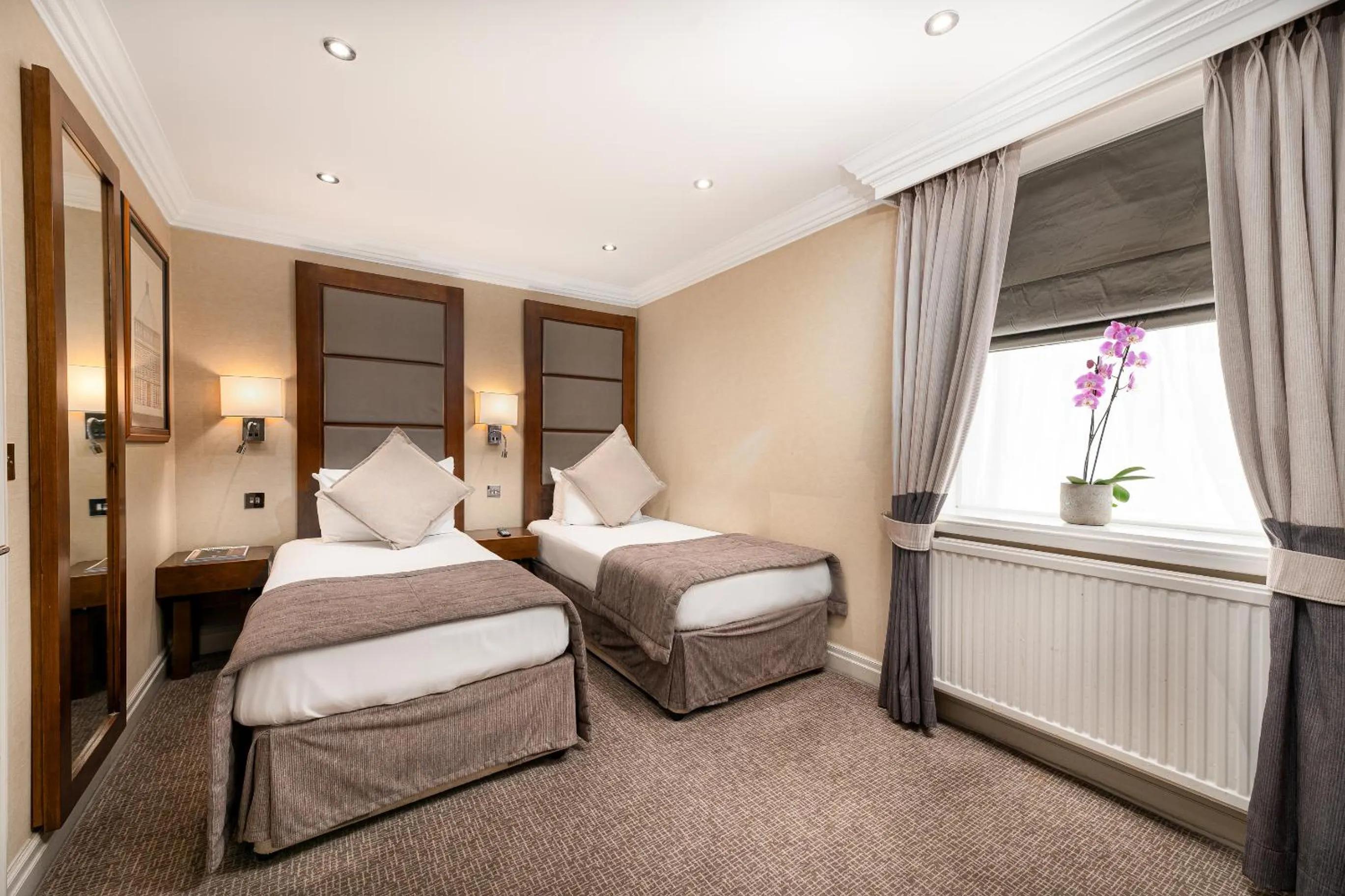 Bedroom, Bed in Gem Langham Court Hotel