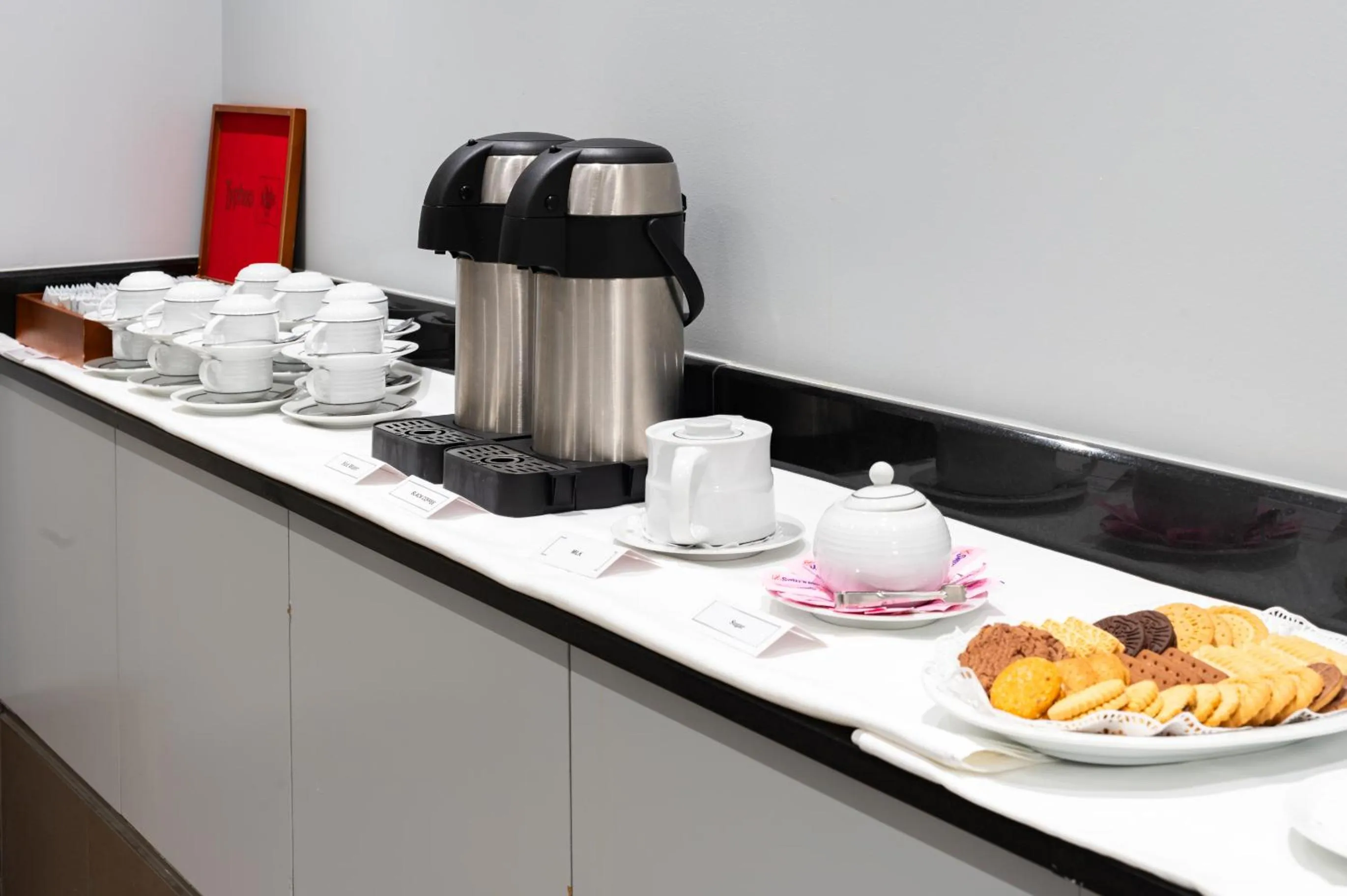 Coffee/tea facilities in Gem Langham Court Hotel