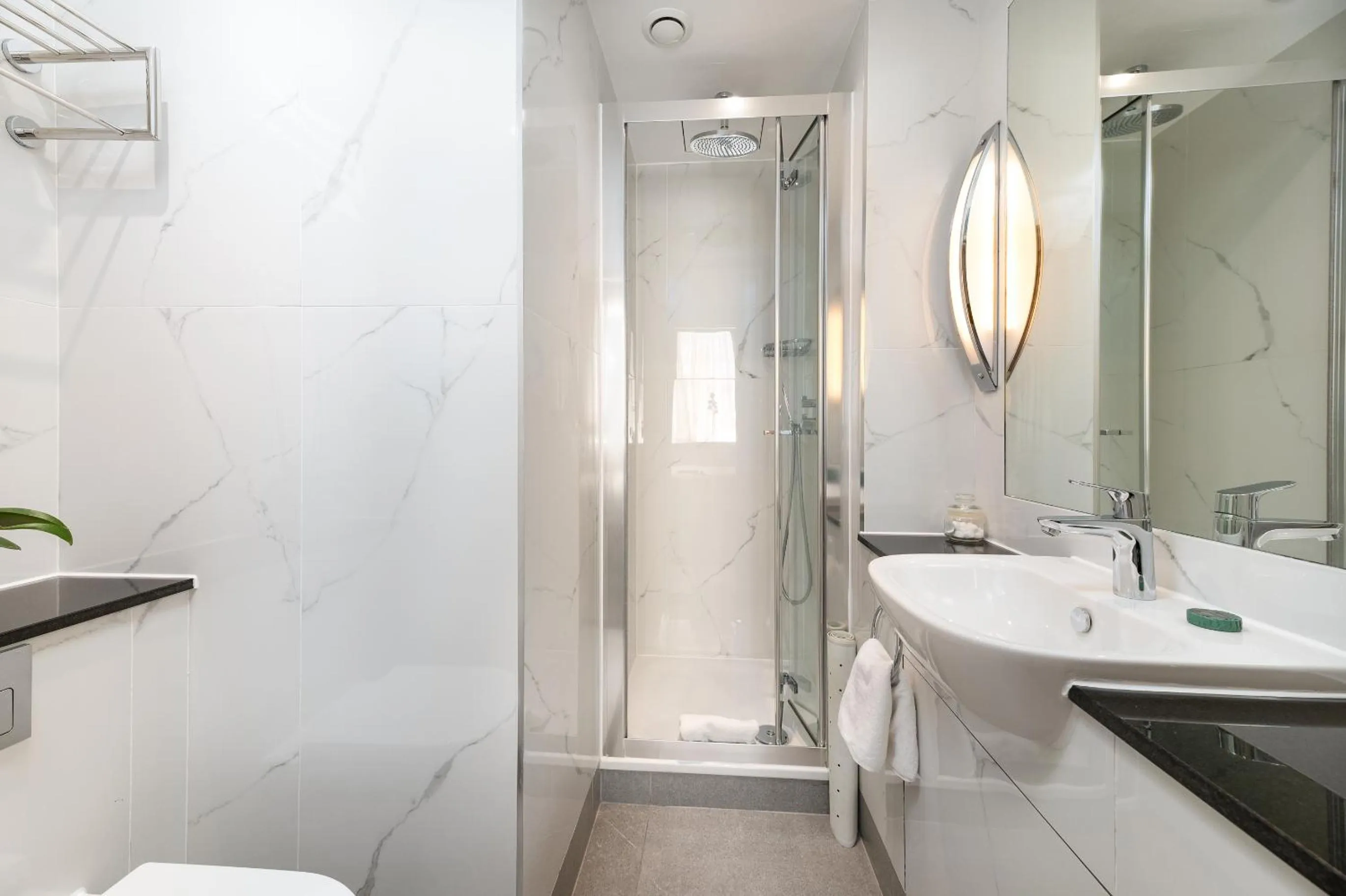 Shower in Gem Langham Court Hotel