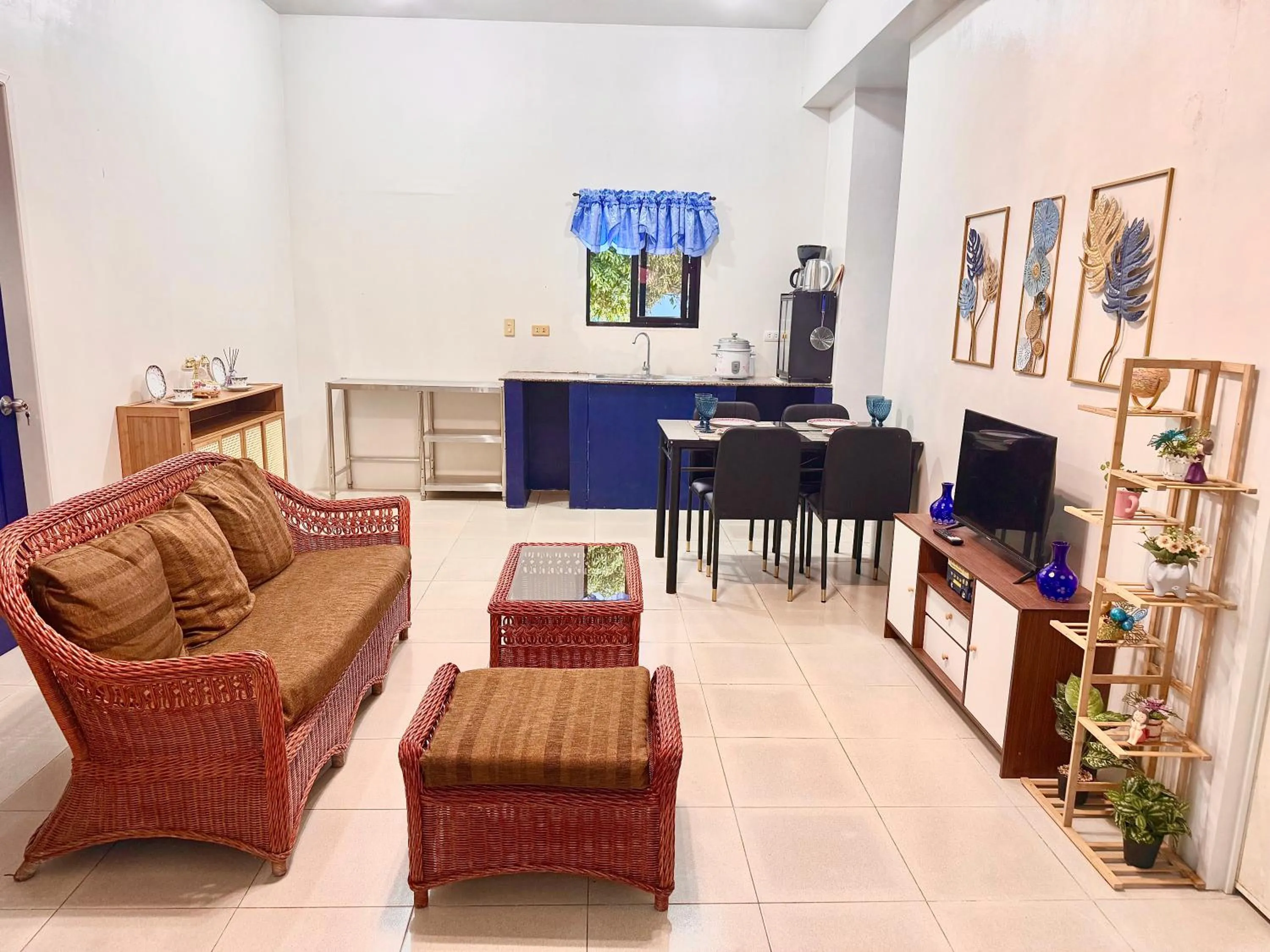 Blue Summer Suites & Restaurant