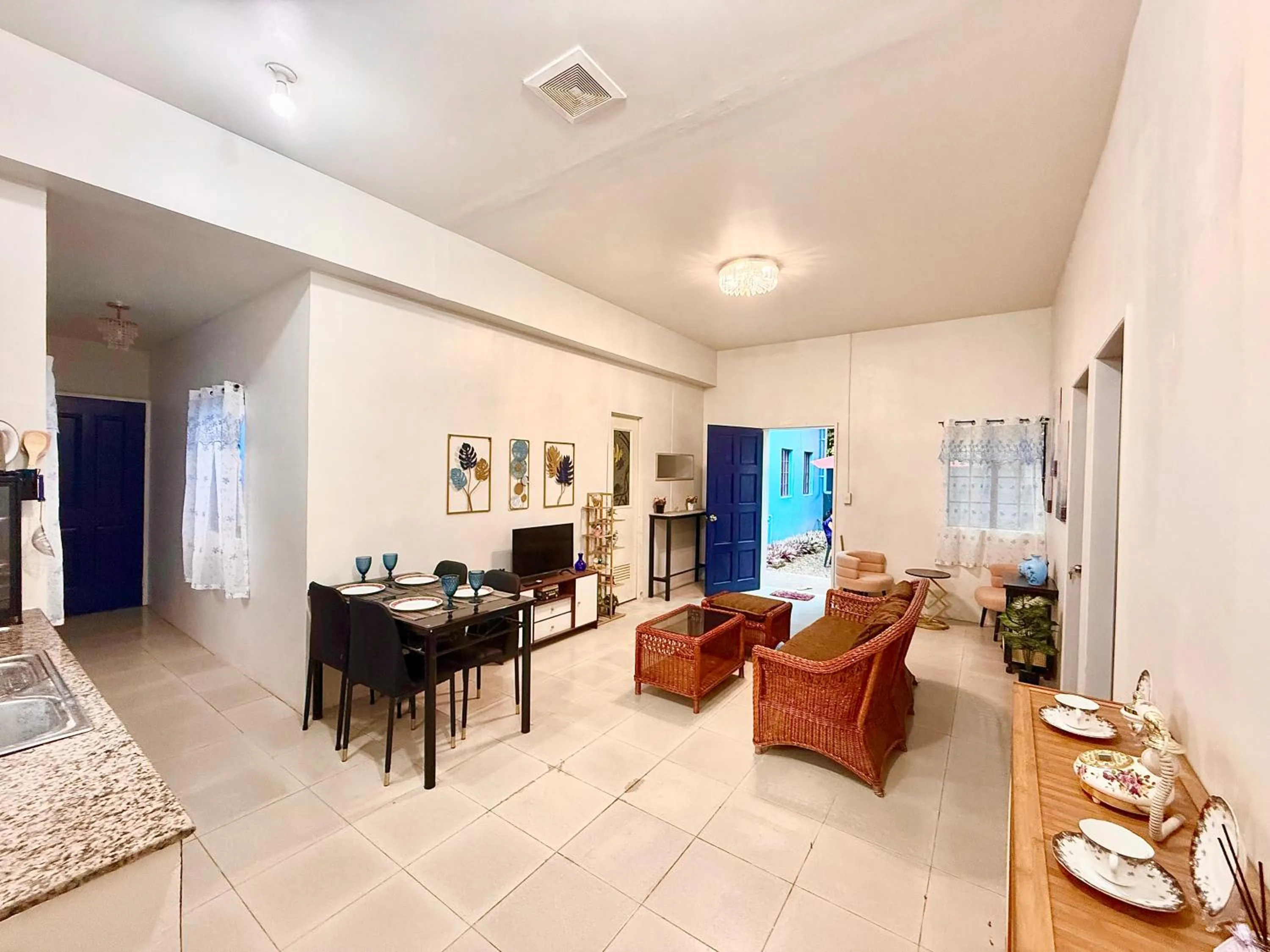 Blue Summer Suites & Restaurant