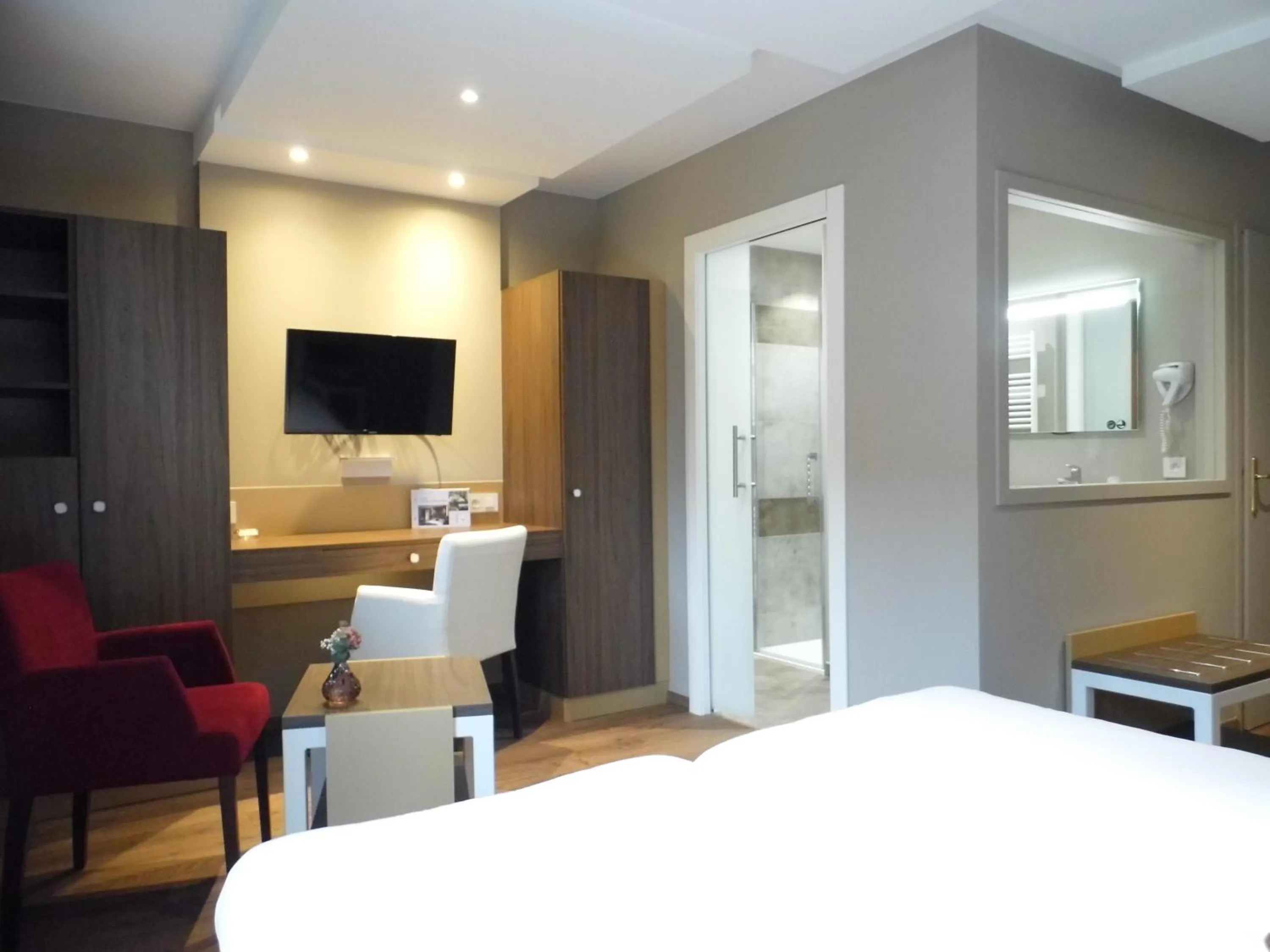 Photo of the whole room, Bed in Hôtel les Bergeronnettes