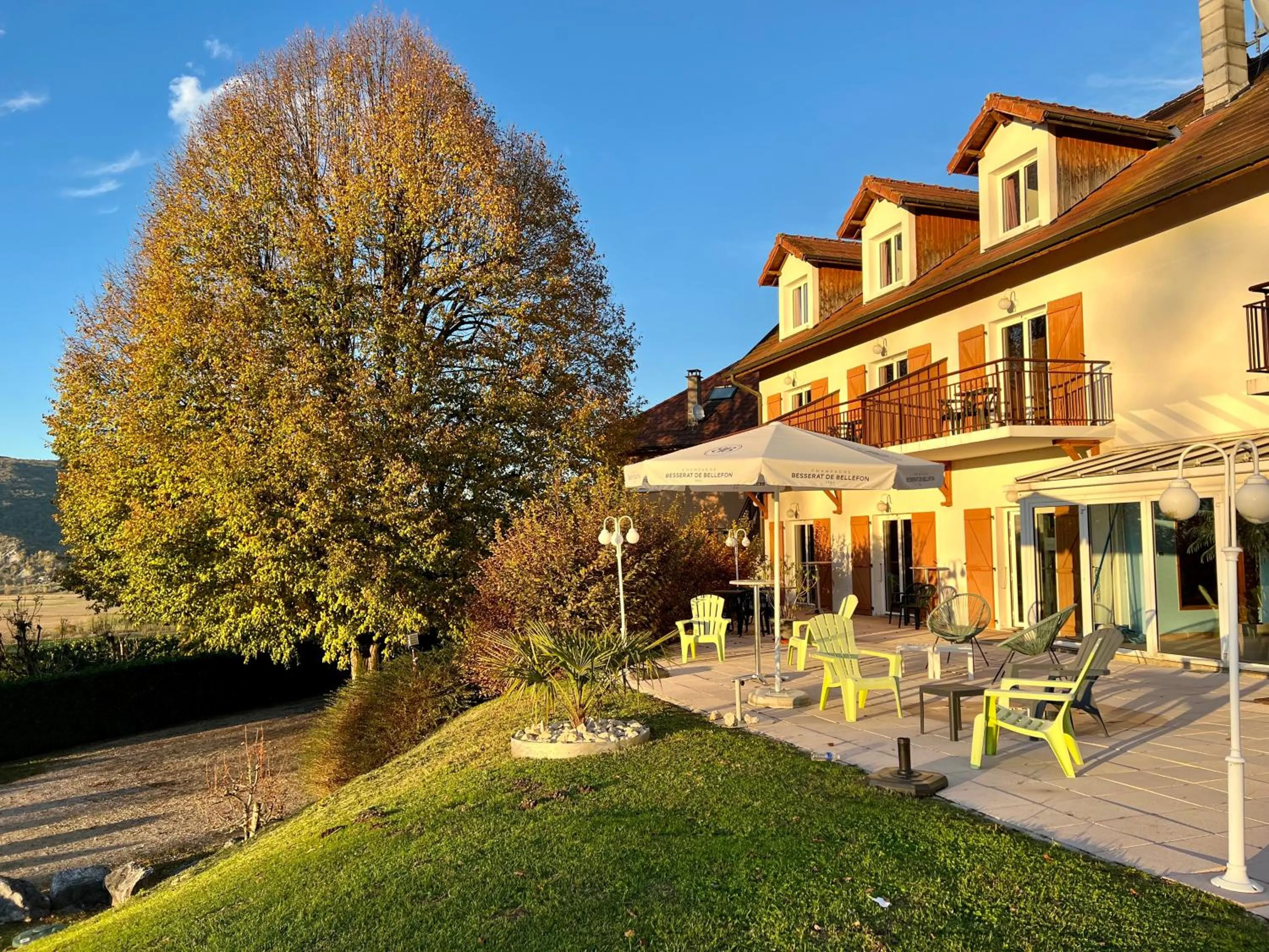 Patio in Hôtel les Bergeronnettes