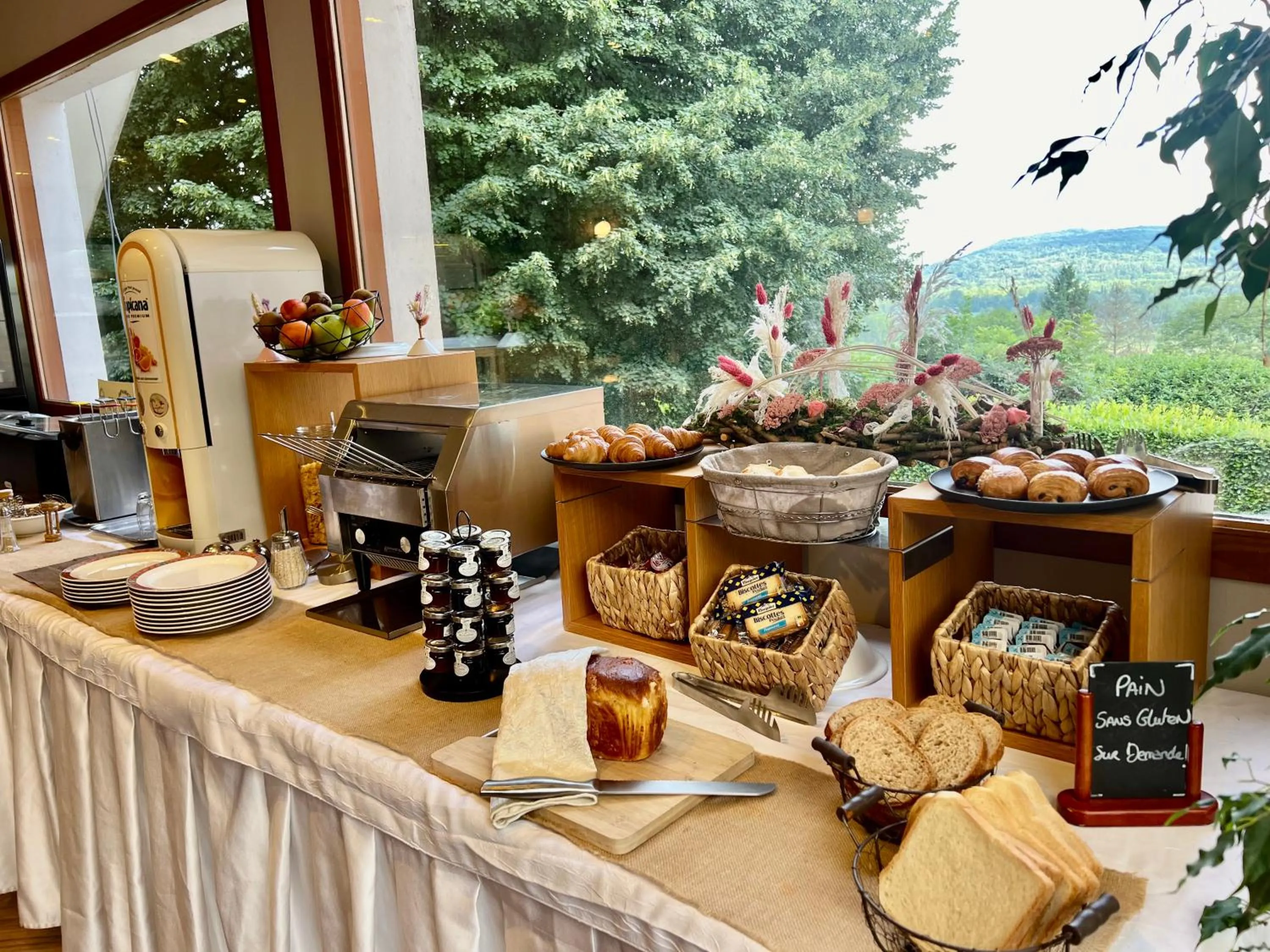 Breakfast in Hôtel les Bergeronnettes