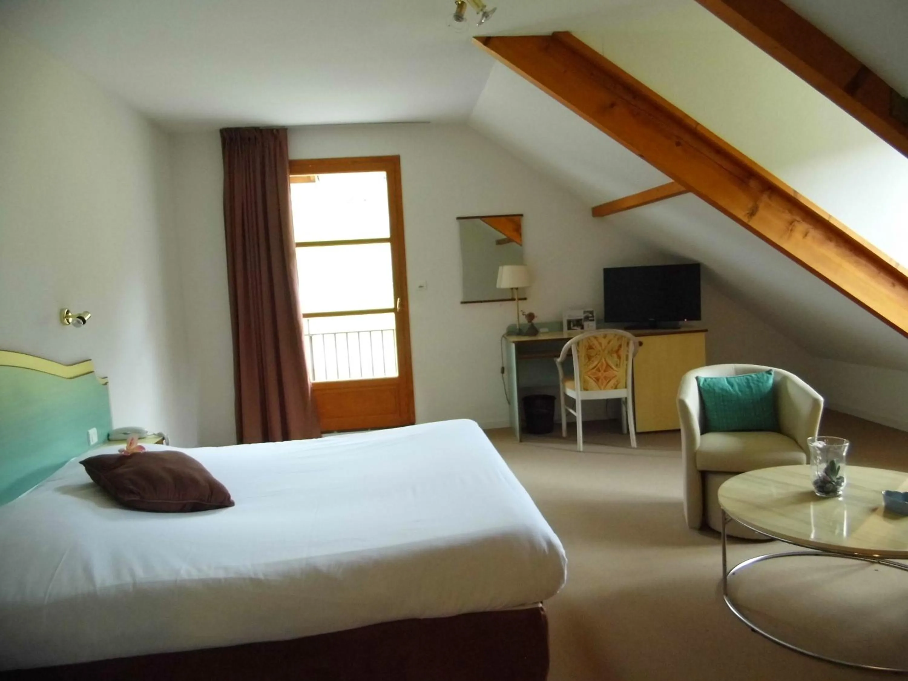 Photo of the whole room, Bed in Hôtel les Bergeronnettes