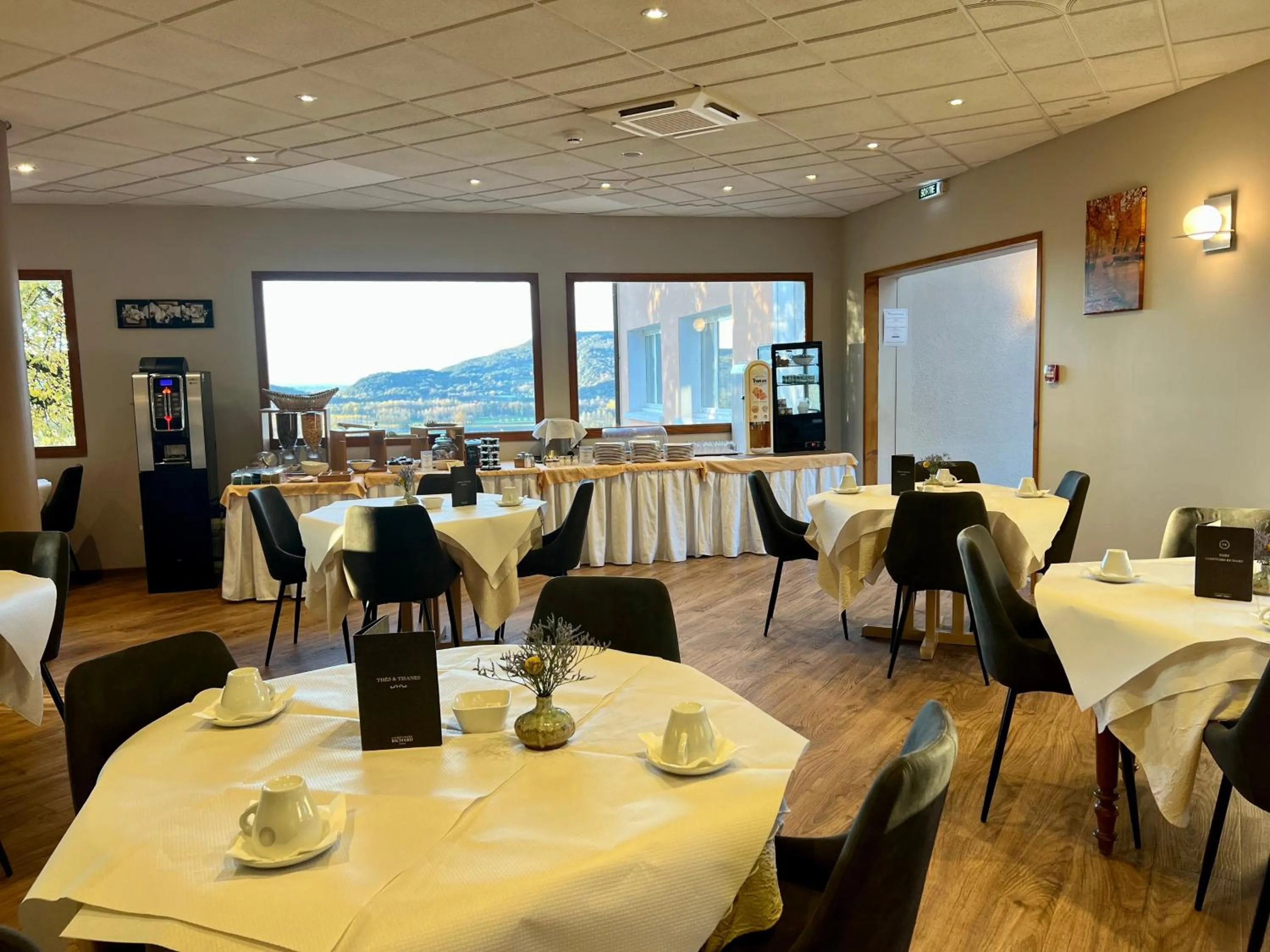 Breakfast in Hôtel les Bergeronnettes