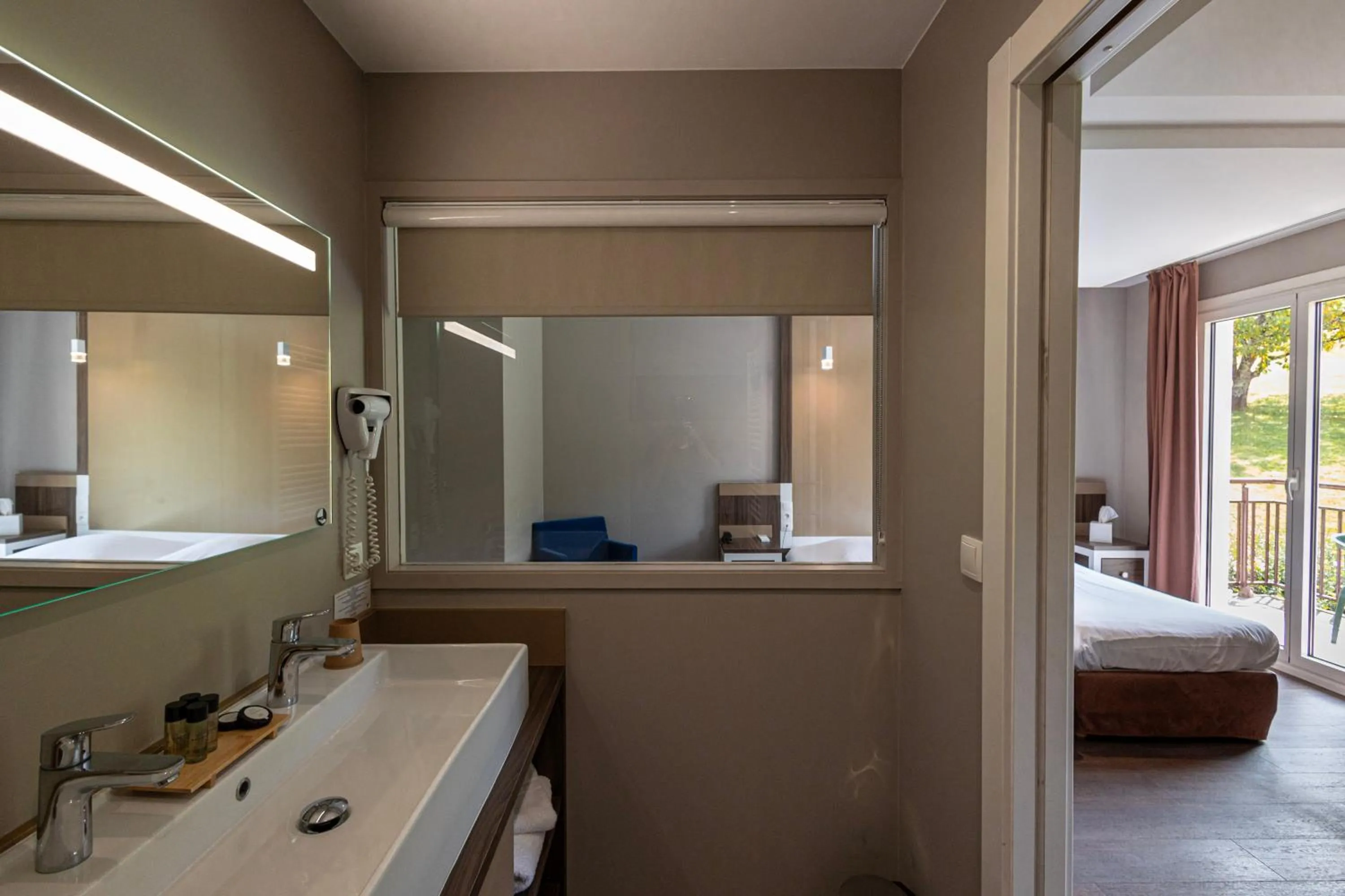 Bathroom, Bed in Hôtel les Bergeronnettes