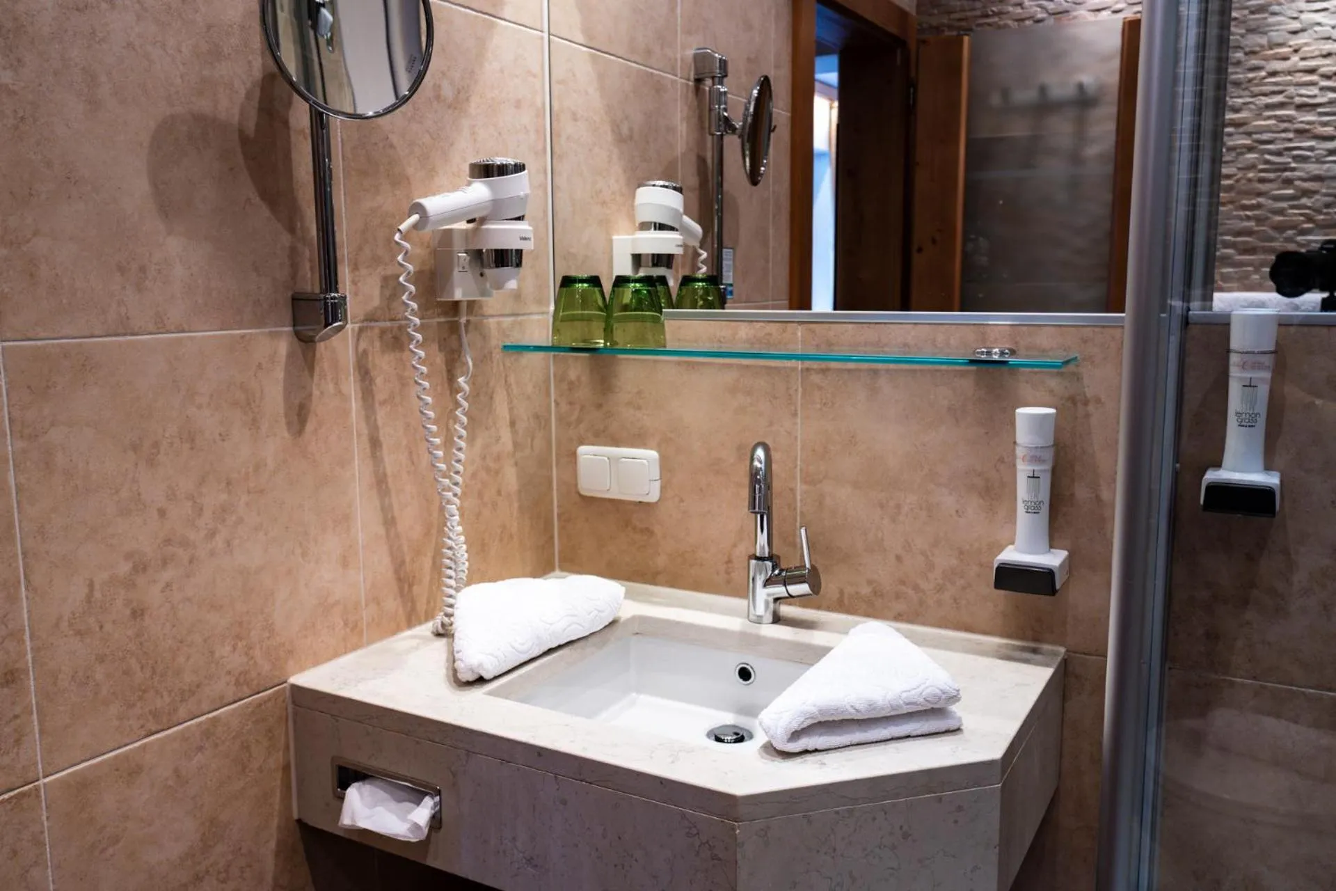 Shower in Liebes Caroline 4-Sterne-Hotel