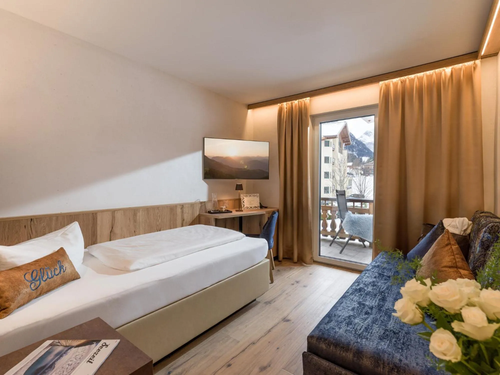 Photo of the whole room, Bed in Liebes Caroline 4-Sterne-Hotel