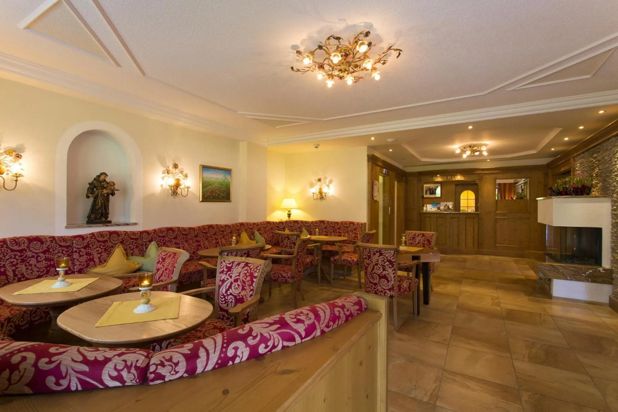 Communal lounge/ TV room in Liebes Caroline 4-Sterne-Hotel