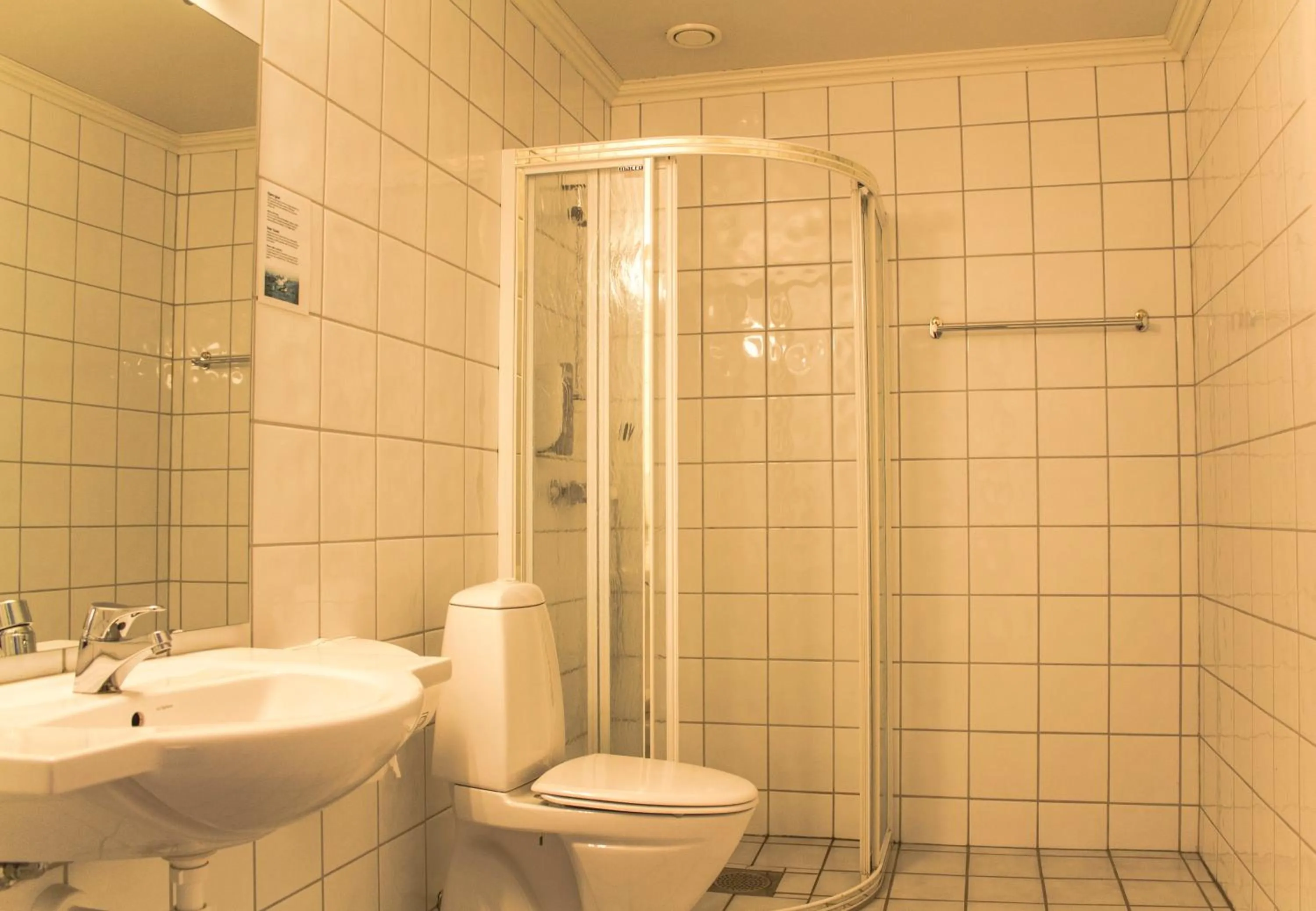 Shower in Tysfjord Hotel