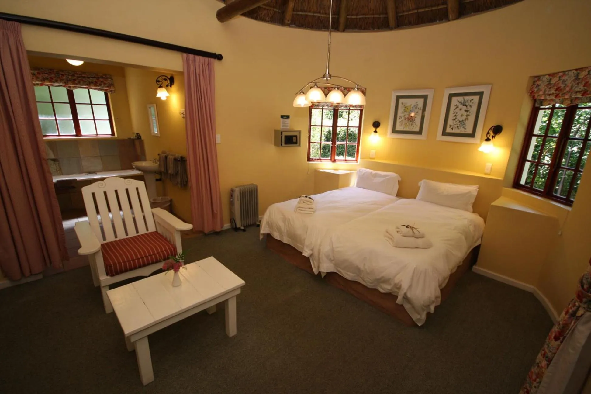 Photo of the whole room, Bed in Hogsback Arminel Hotel
