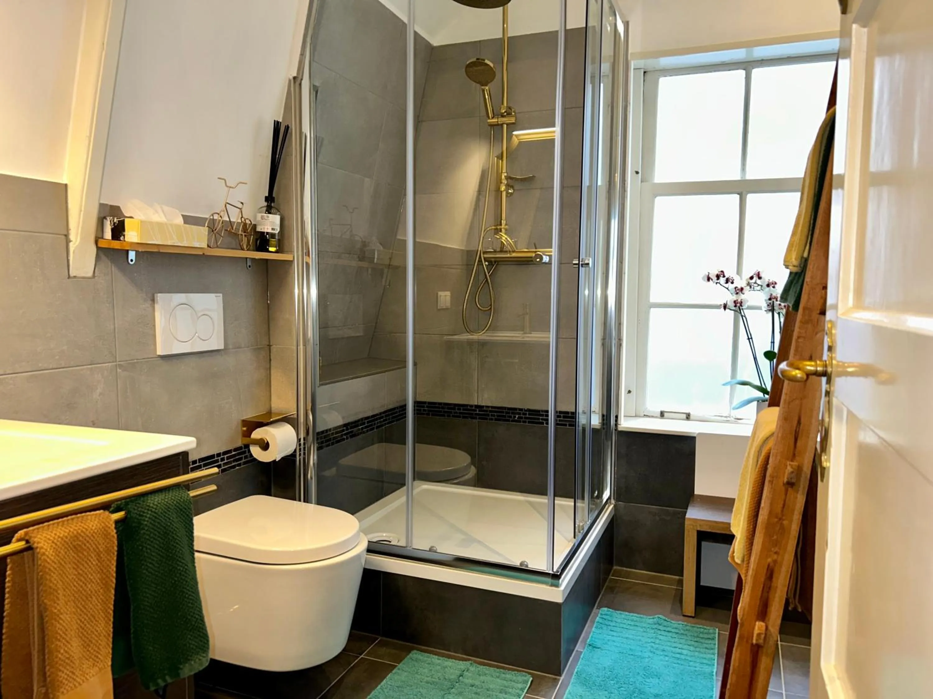 Bathroom in Amsterdam 4 Holiday GuestRooms