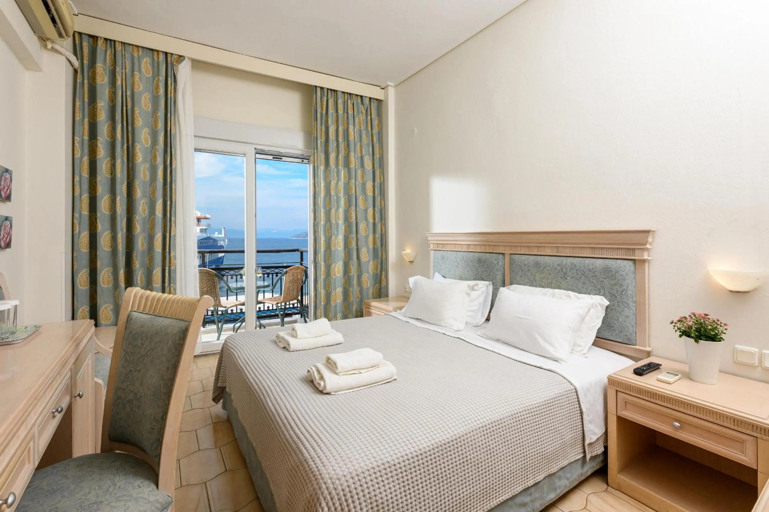 Bedroom, Bed in Hotel Timoleon